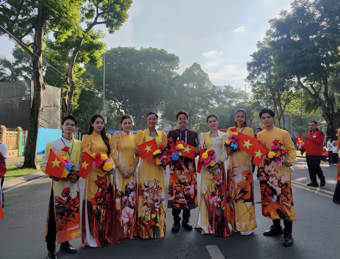 Hoa hậu Thanh Thủy, Tiểu Vy, H'Hen Niê, Ngọc Châu, Kiều Duy... mặc áo dài rực rỡ trong lễ tổng duyệt. Trước đó các nghệ sĩ tích cực góp mặt trong các buổi hợp luyện, sơ duyệt để chuẩn bị cho màn diễu hành của khối văn nghệ sĩ.