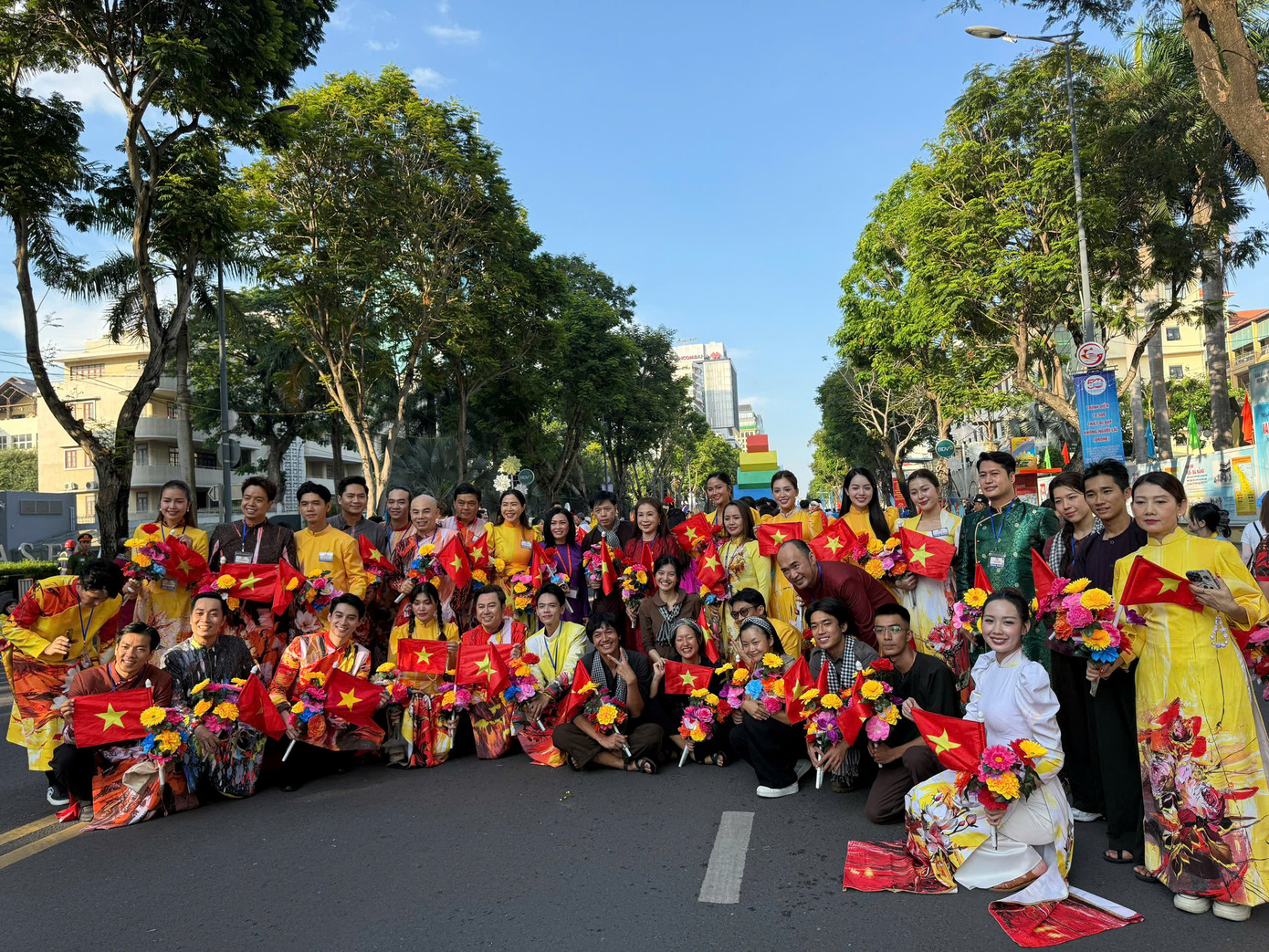 Trong số hơn 13.000 người tham dự lễ tổng duyệt, các nghệ sĩ thuộc khối văn nghệ sĩ tiêu biểu TPHCM nổi bật trong trang phục áo dài màu sắc rực rỡ. Dàn nghệ sĩ và các lực lượng chính háo hức chụp ảnh lưu niệm với cờ đỏ sao vàng trước khi bước vào tổng duyệt.