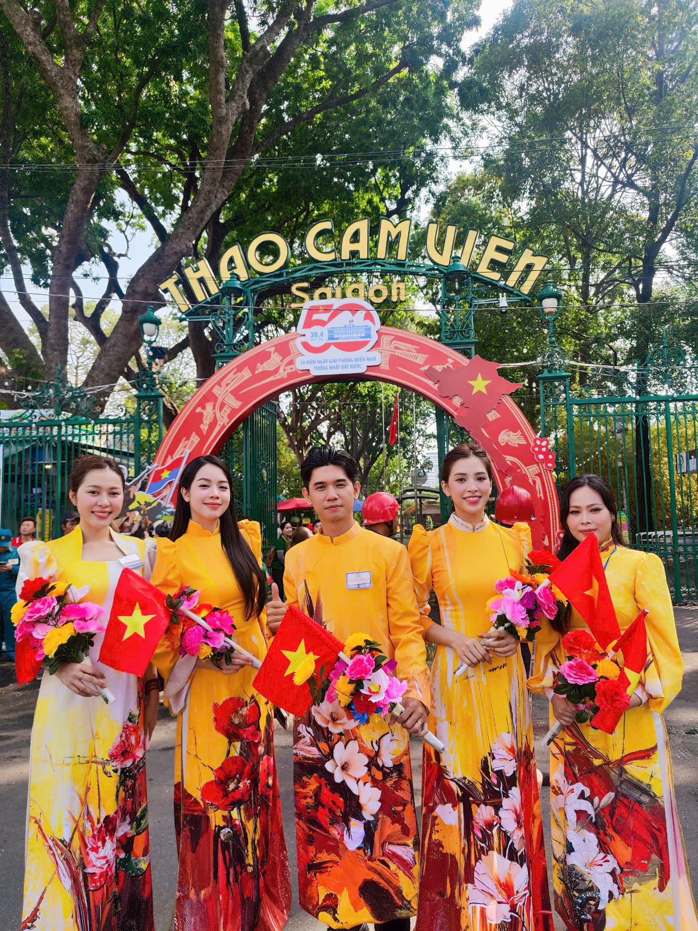 Dàn hoa hậu, nam vương cùng các nghệ sĩ diện áo dài truyền thống Việt Nam, thể hiện niềm hạnh phúc, háo hức trong hoạt động chào mừng lễ kỷ niệm 50 năm ngày giải phóng miền Nam, thống nhất đất nước (30/4/1975-30/4/2025).