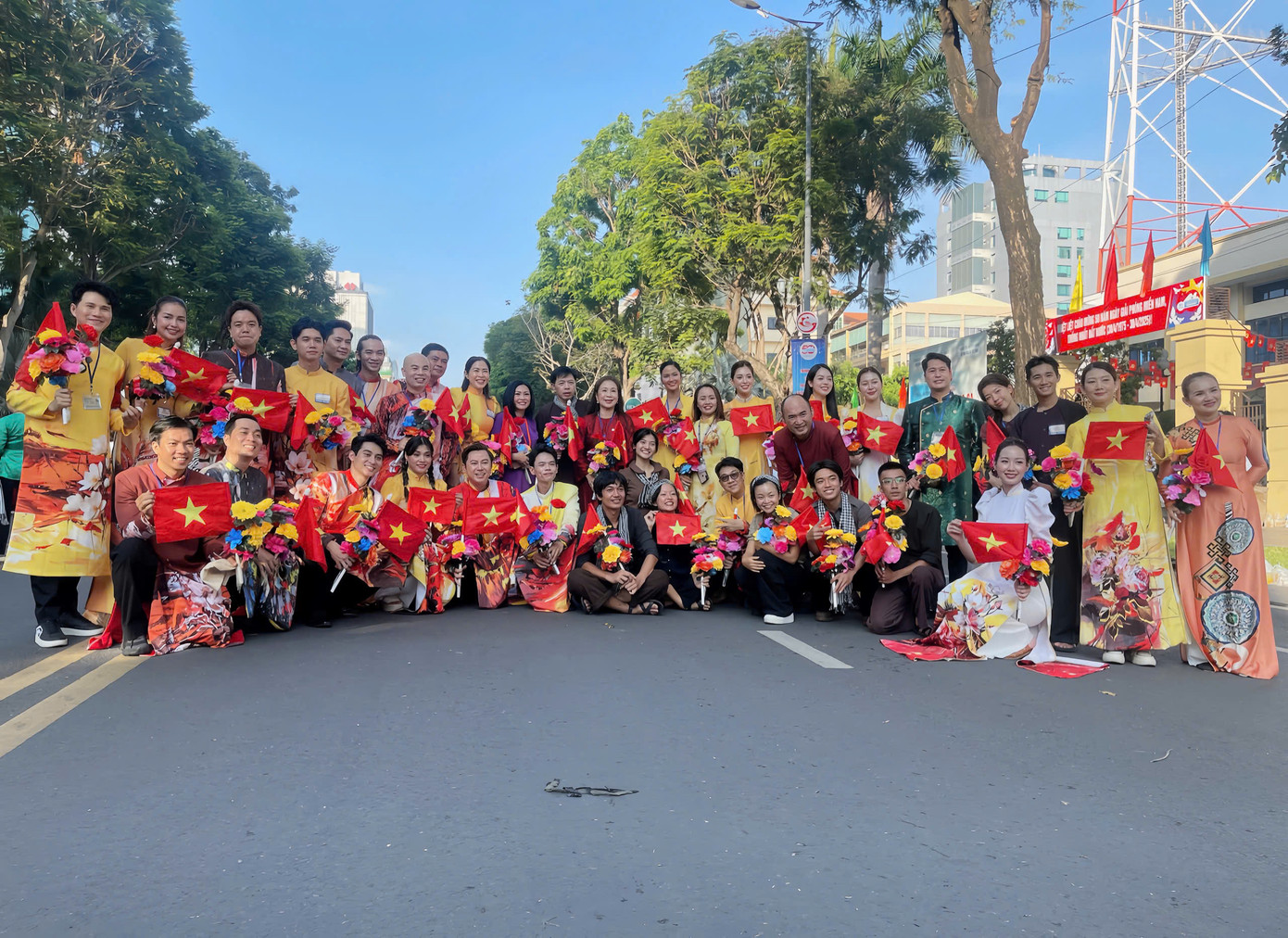 Từ 3h sáng 27/4, nhiều nghệ sĩ đã có mặt ở đường Lê Duẩn (quận 1, TP.HCM) để tham dự lễ tổng duyệt diễu binh, diễu hành cấp Nhà nước, chuẩn bị cho lễ kỷ niệm 50 năm ngày giải phóng miền Nam, thống nhất đất nước.