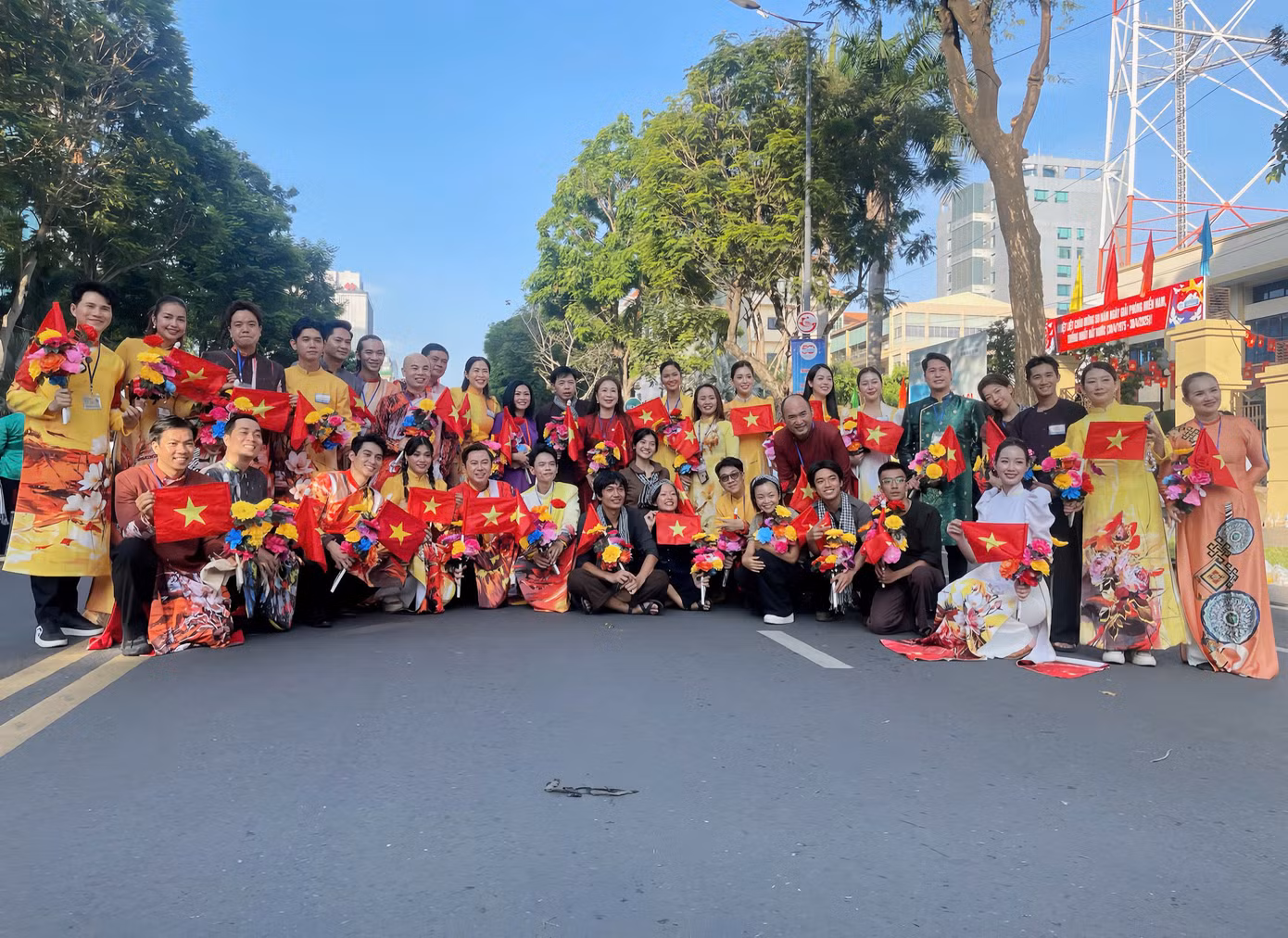 Từ 3h sáng 27/4, nhiều nghệ sĩ đã có mặt ở đường Lê Duẩn (quận 1, TP.HCM) để tham dự lễ tổng duyệt diễu binh, diễu hành cấp Nhà nước, chuẩn bị cho lễ kỷ niệm 50 năm ngày giải phóng miền Nam, thống nhất đất nước.