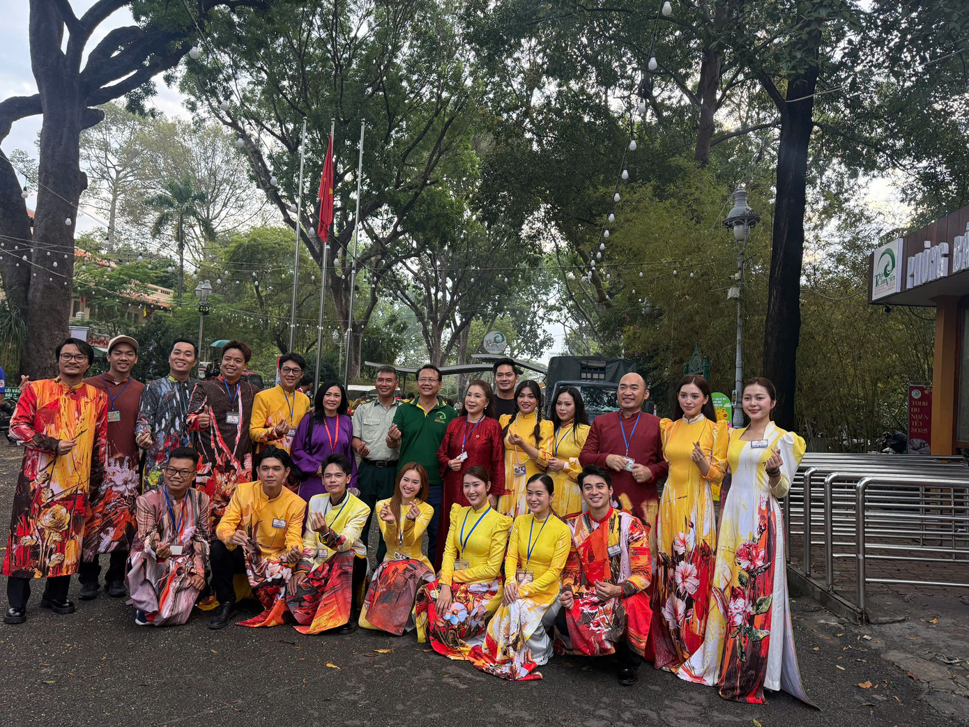 Trong số hơn 13.000 người tham dự lễ tổng duyệt, các nghệ sĩ thuộc khối văn nghệ sĩ tiêu biểu TPHCM nổi bật trong trang phục áo dài màu sắc rực rỡ. Dàn nghệ sĩ và các lực lượng chính háo hức chụp ảnh lưu niệm với cờ đỏ sao vàng trước khi bước vào tổng duyệt.