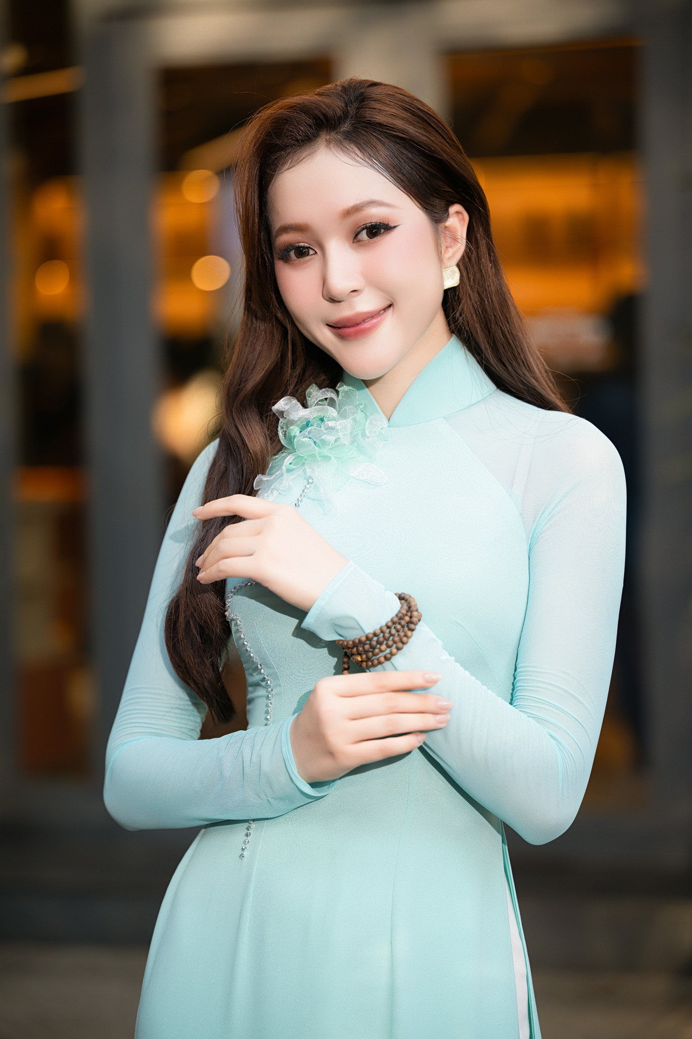 Á hậu Bùi Khánh Linh, hoa hậu Kiều Duy diện áo dài nền nã ở sự kiện. Kiều Duy là một trong những người đẹp tham gia các buổi hợp luyện, sơ duyệt để chuẩn bị cho màn diễu hành của khối văn nghệ sĩ.