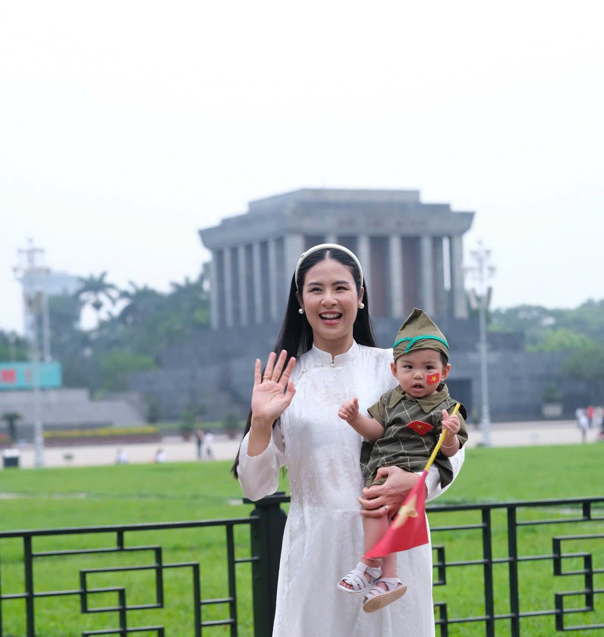 "Hòa bình độc lập không dễ gì giành lấy được, có được rồi là những búp măng non quyết tâm giữ vững", Ngọc Hân chia sẻ.