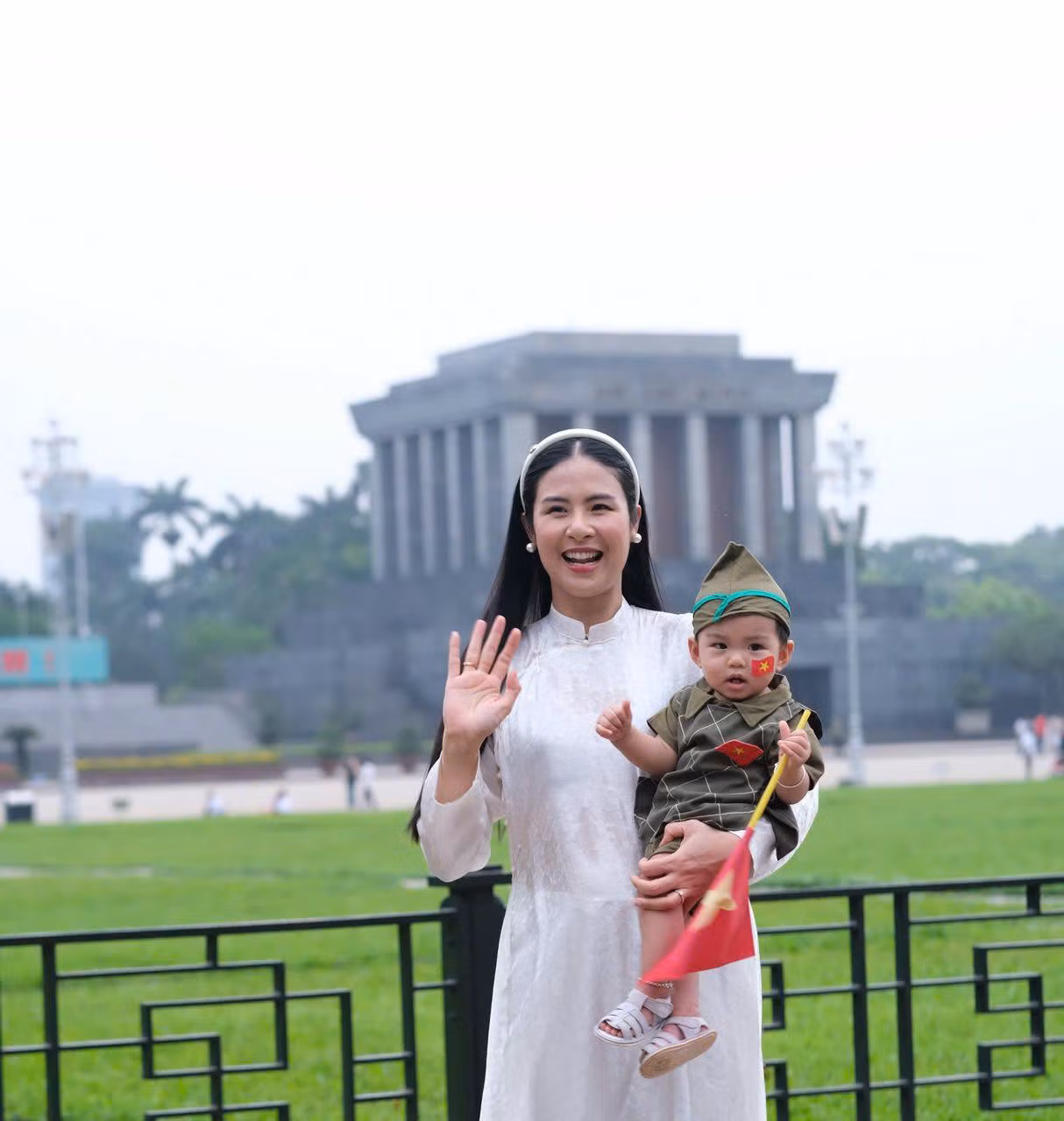 "Hòa bình độc lập không dễ gì giành lấy được, có được rồi là những búp măng non quyết tâm giữ vững", Ngọc Hân chia sẻ.