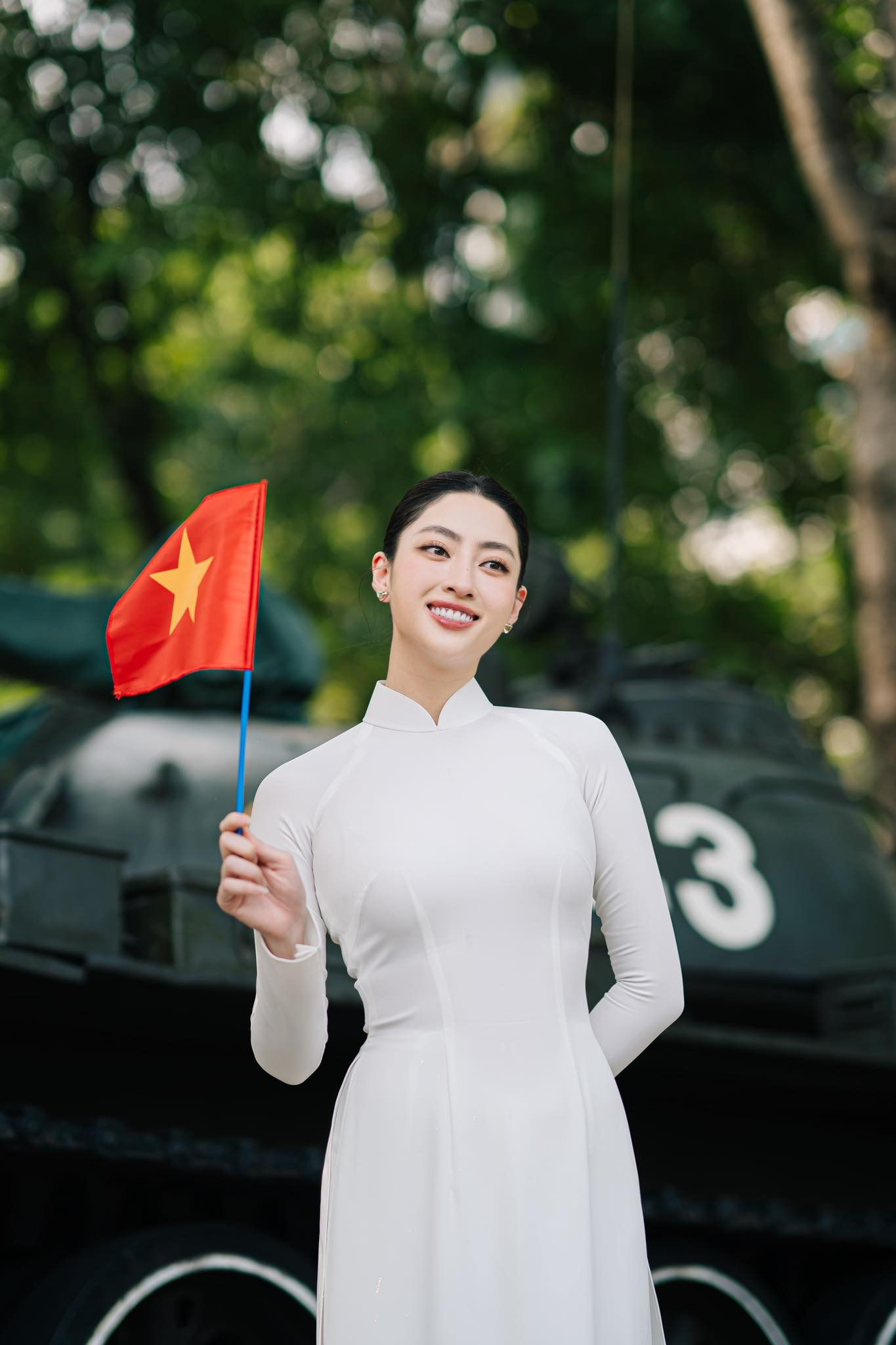 "Nếu tự hào có màu sắc. Thì đó chính là màu cờ đỏ sao vàng”, Lương Thùy Linh chia sẻ.