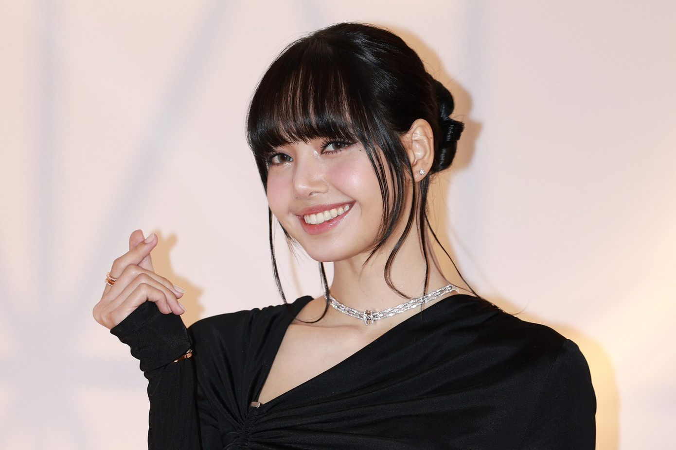 Ông Nawat bị Lisa (BlackPink) từ chối.