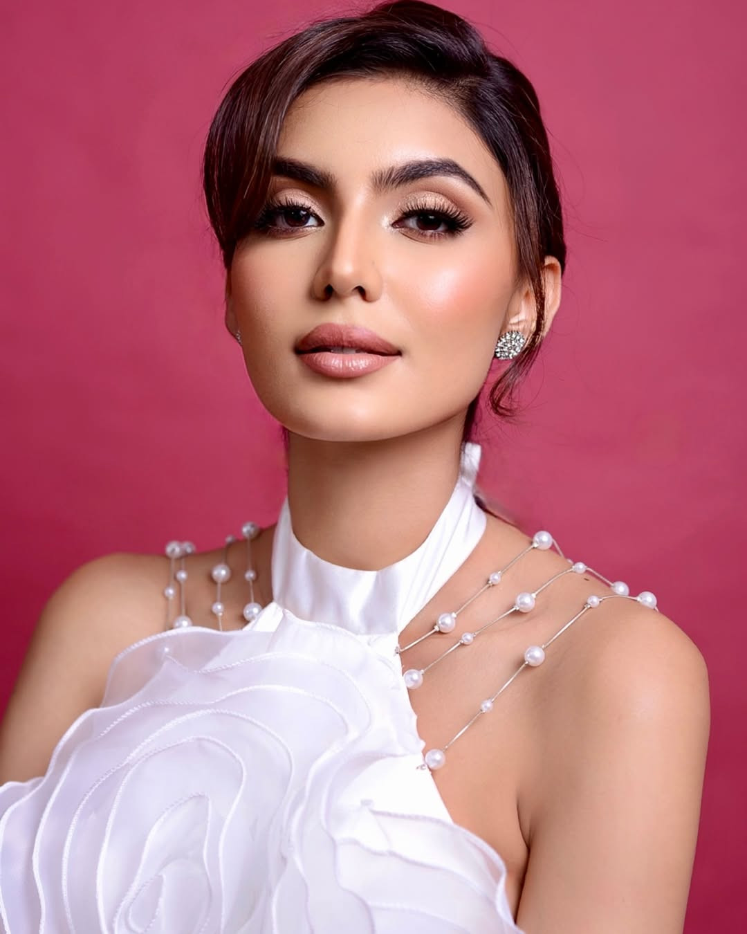 Đại diện Malaysia - Saroop Roshi - cuốn hút với vẻ đẹp lai ngọt ngào, hiện đại. Cô là nhà tâm lý học, người mẫu, huấn luyện viên sức khỏe tinh thần. Roshi thành lập tổ chức Unmask Yourself, tích cực hỗ trợ và thúc đẩy các chương trình phòng ngừa tự tử, đồng thời nhấn mạnh tầm quan trọng của việc cởi mở trong các vấn đề liên quan đến sức khỏe tâm thần.