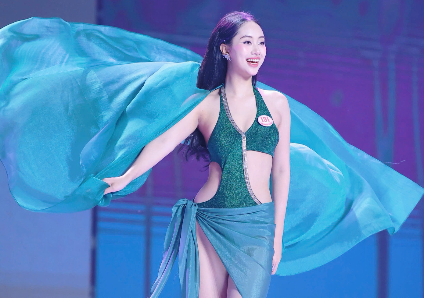 Thí sinh Nguyễn Mai Phương cao 1,68 m, nặng 50 kg, số đo ba vòng 77-59-88 cm.