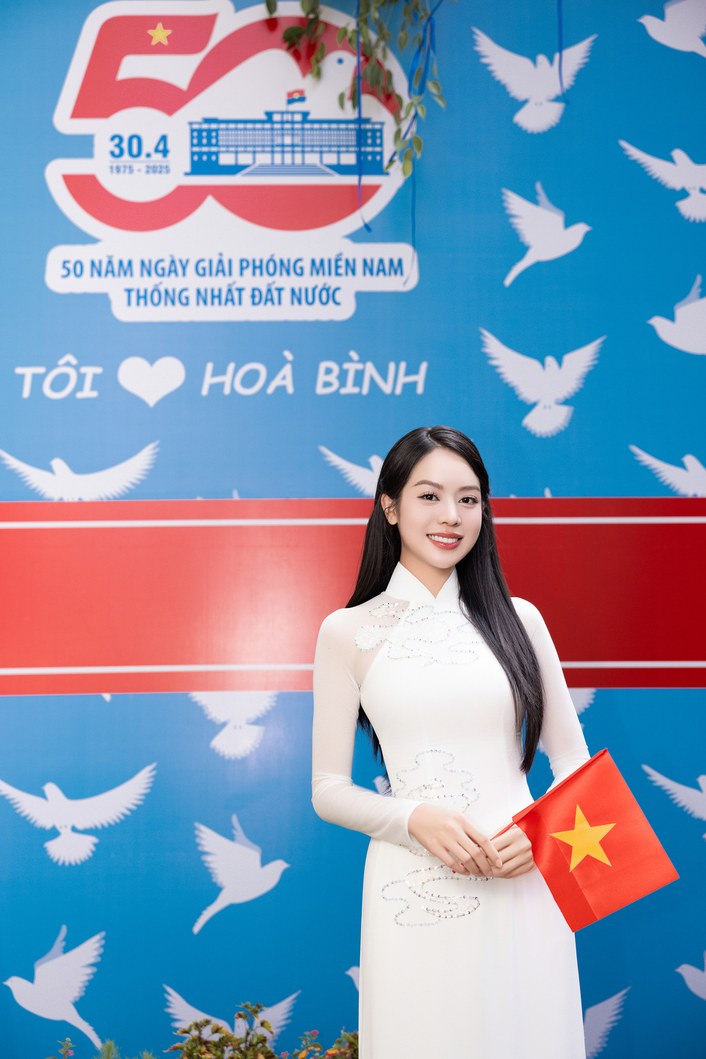 Tại sự kiện, ban tổ chức ra mắt ấn phẩm giới thiệu loạt bài viết của các chuyên gia, nhà nghiên cứu nổi tiếng để cùng kể câu chuyện 50 năm kiến tạo, xây dựng và phát triển của TPHCM - nơi hội tụ nhiều nguồn lực, lan tỏa cơ hội, vươn tầm khu vực và thế giới.