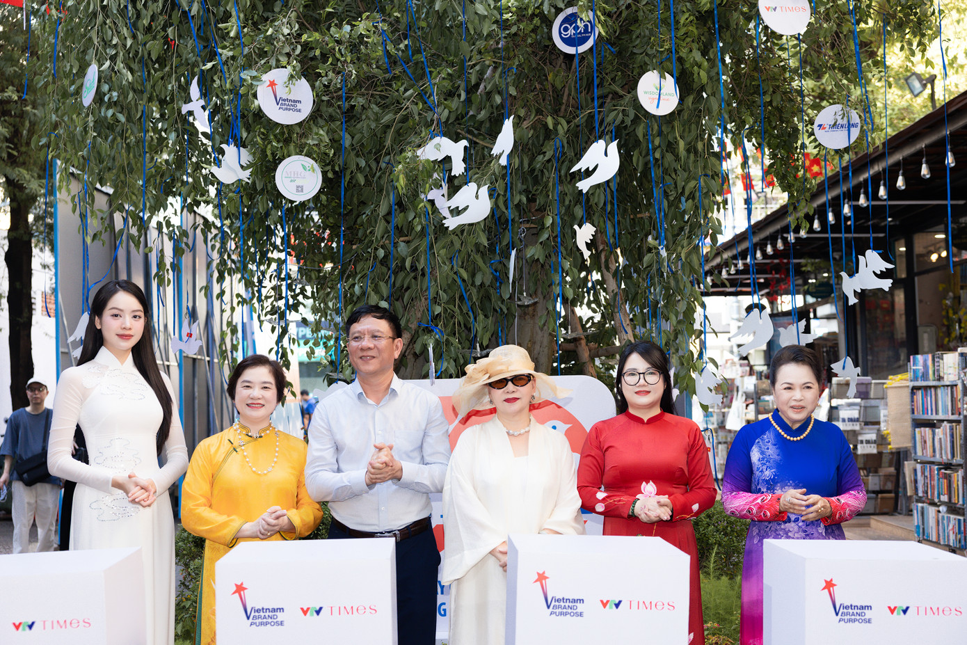 Sự tham gia của dàn hoa hậu, á hậu đã thu hút sự chú ý của các khách mời và du khách trong, ngoài nước đến tham dự sự kiện.