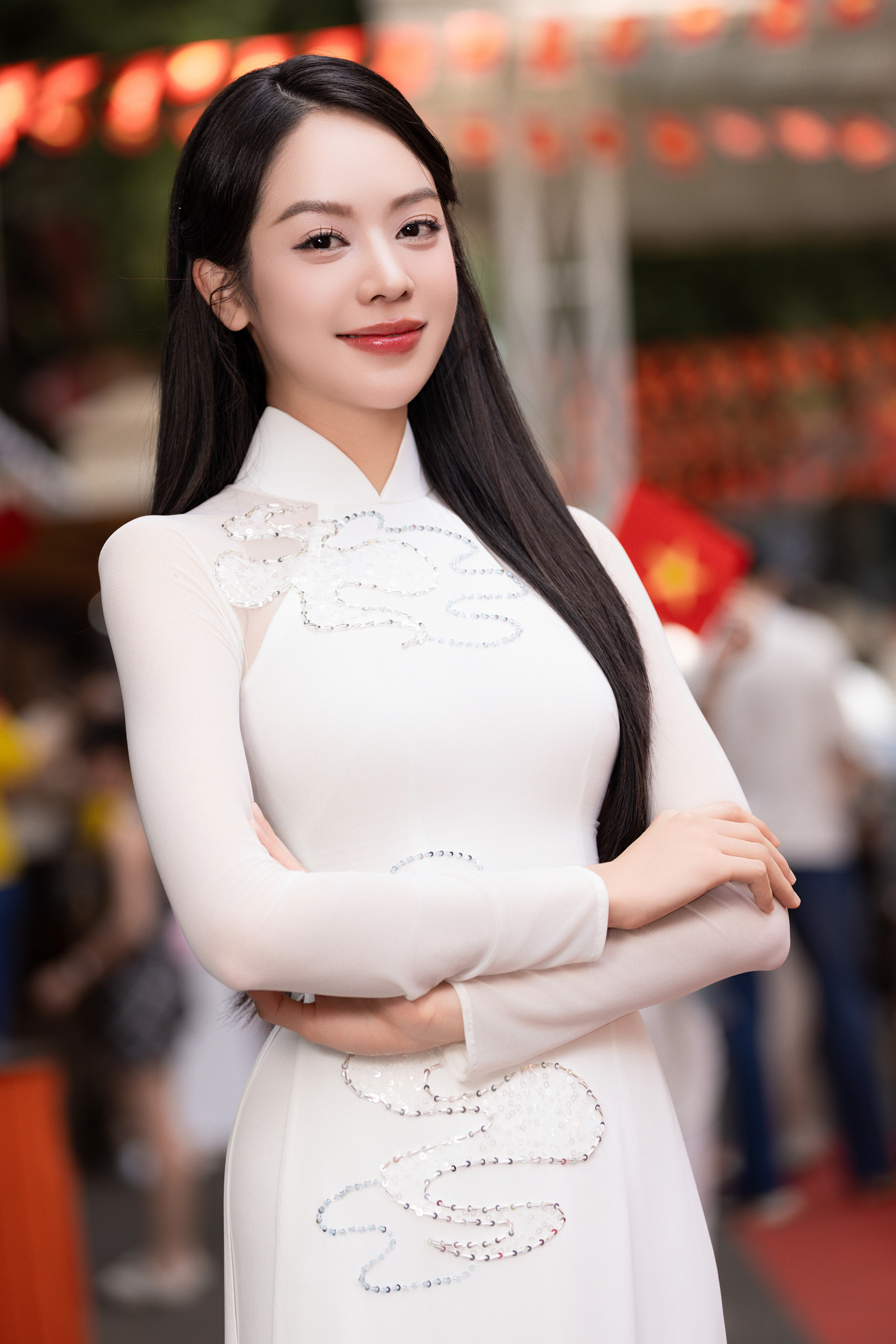 Trước đó, Thanh Thủy cùng dàn nghệ sĩ mặc áo dài, có mặt từ 3h sáng, để tham gia tổng duyệt diễu binh cấp Nhà nước, chuẩn bị cho lễ kỷ niệm 50 năm giải phóng miền Nam, thống nhất đất nước. Thanh Thủy đã hoãn lịch công tác tại Indonesia để tham gia vào sự kiện đặc biệt của đất nước.