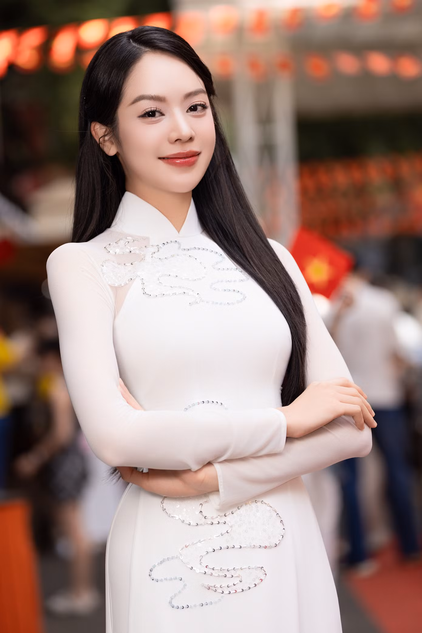 Trước đó, Thanh Thủy cùng dàn nghệ sĩ mặc áo dài, có mặt từ 3h sáng, để tham gia tổng duyệt diễu binh cấp Nhà nước, chuẩn bị cho lễ kỷ niệm 50 năm giải phóng miền Nam, thống nhất đất nước. Thanh Thủy đã hoãn lịch công tác tại Indonesia để tham gia vào sự kiện đặc biệt của đất nước.