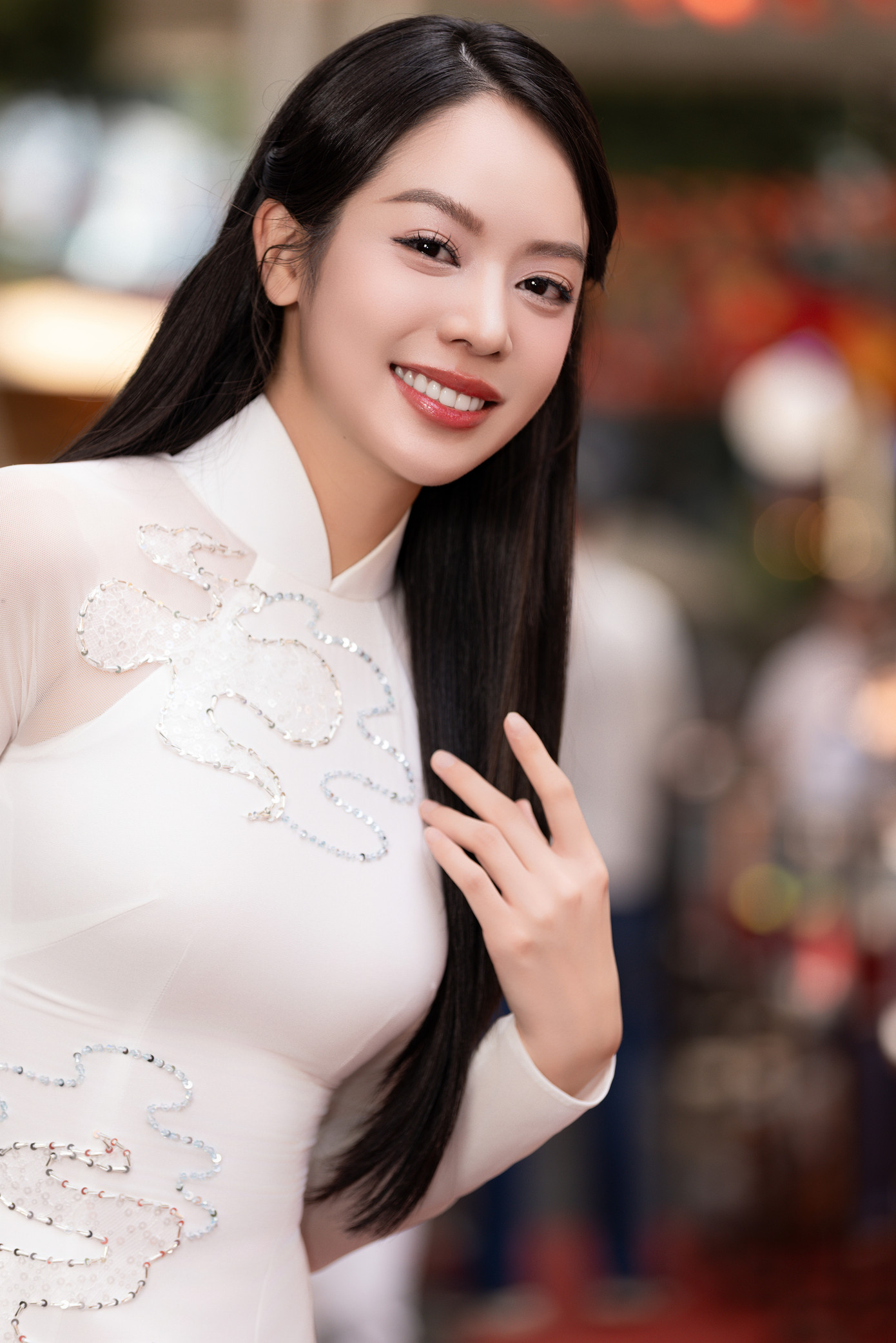 Trước đó, Thanh Thủy cùng dàn nghệ sĩ mặc áo dài, có mặt từ 3h sáng, để tham gia tổng duyệt diễu binh cấp Nhà nước, chuẩn bị cho lễ kỷ niệm 50 năm giải phóng miền Nam, thống nhất đất nước. Thanh Thủy đã hoãn lịch công tác tại Indonesia để tham gia vào sự kiện đặc biệt của đất nước.