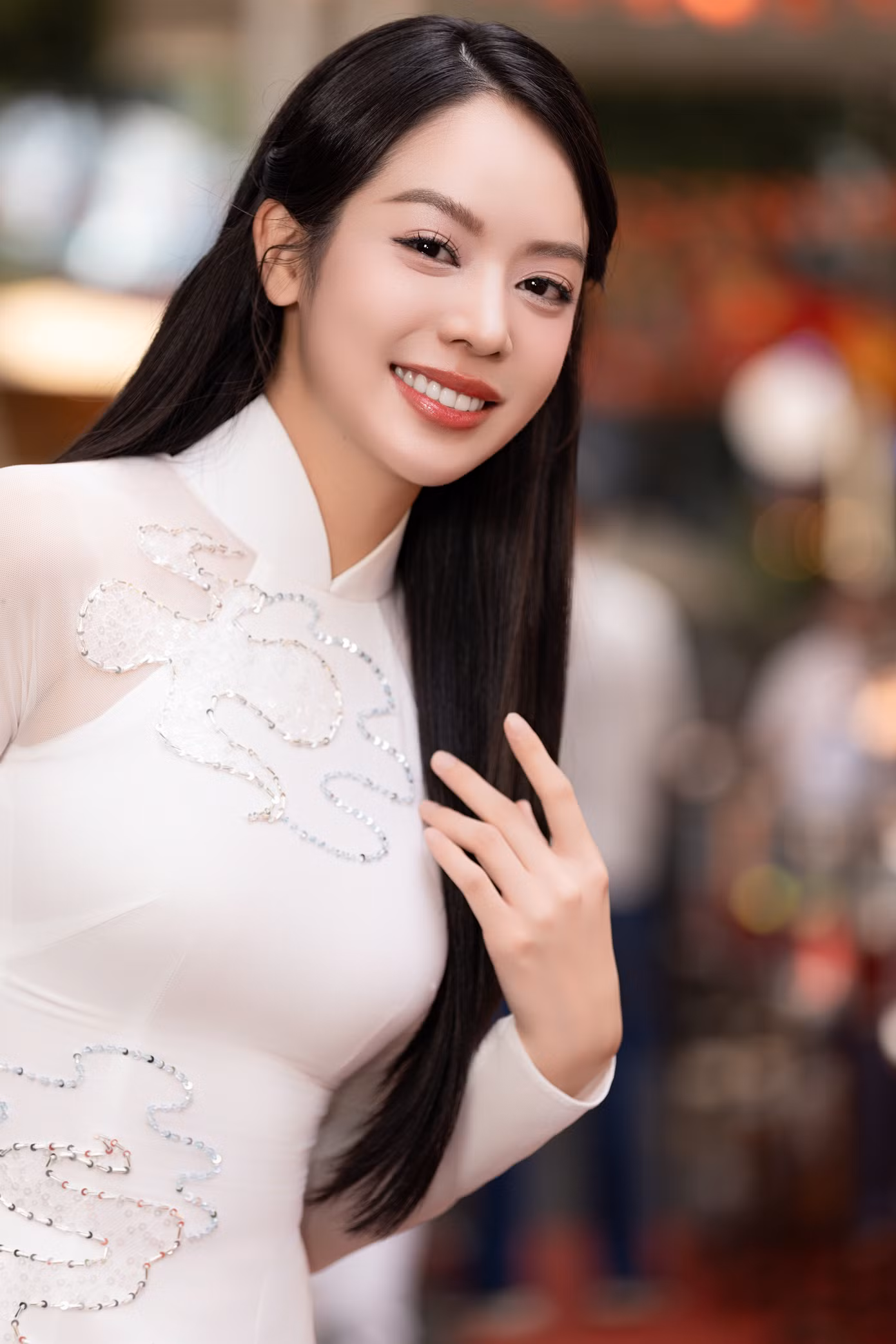 Trước đó, Thanh Thủy cùng dàn nghệ sĩ mặc áo dài, có mặt từ 3h sáng, để tham gia tổng duyệt diễu binh cấp Nhà nước, chuẩn bị cho lễ kỷ niệm 50 năm giải phóng miền Nam, thống nhất đất nước. Thanh Thủy đã hoãn lịch công tác tại Indonesia để tham gia vào sự kiện đặc biệt của đất nước.