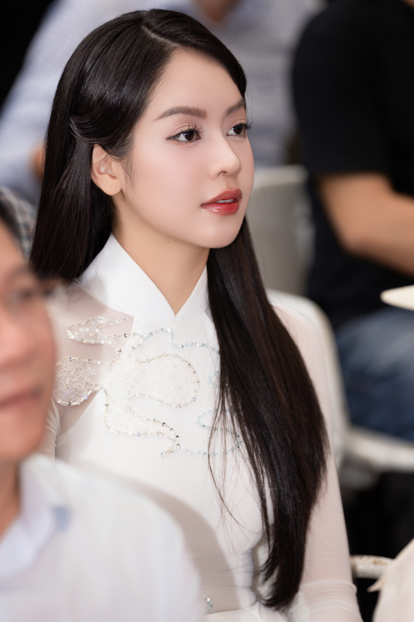 Trước đó, Thanh Thủy cùng dàn nghệ sĩ mặc áo dài, có mặt từ 3h sáng, để tham gia tổng duyệt diễu binh cấp Nhà nước, chuẩn bị cho lễ kỷ niệm 50 năm giải phóng miền Nam, thống nhất đất nước. Thanh Thủy đã hoãn lịch công tác tại Indonesia để tham gia vào sự kiện đặc biệt của đất nước.