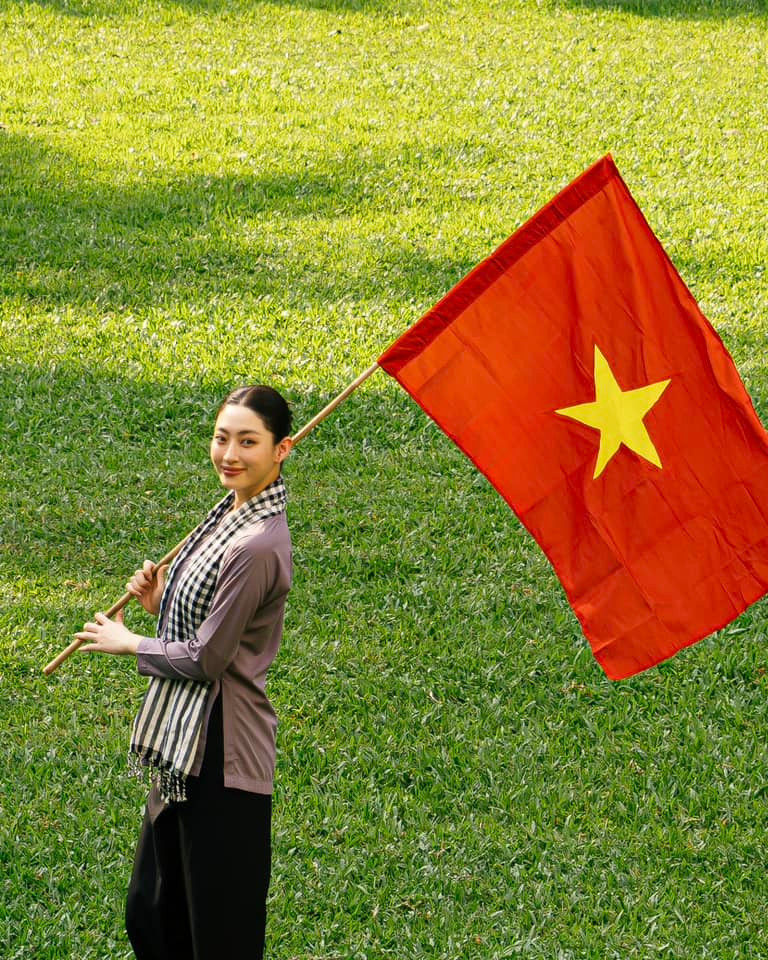 Lấy cảm hứng từ câu nói "Mỗi bộ áo là một câu chuyện, một thời kỳ", bộ ảnh như lời tri ân sâu sắc gửi đến những người phụ nữ Việt Nam - biểu tượng của sự kiên cường, nhẫn nại và lòng yêu nước bất diệt.