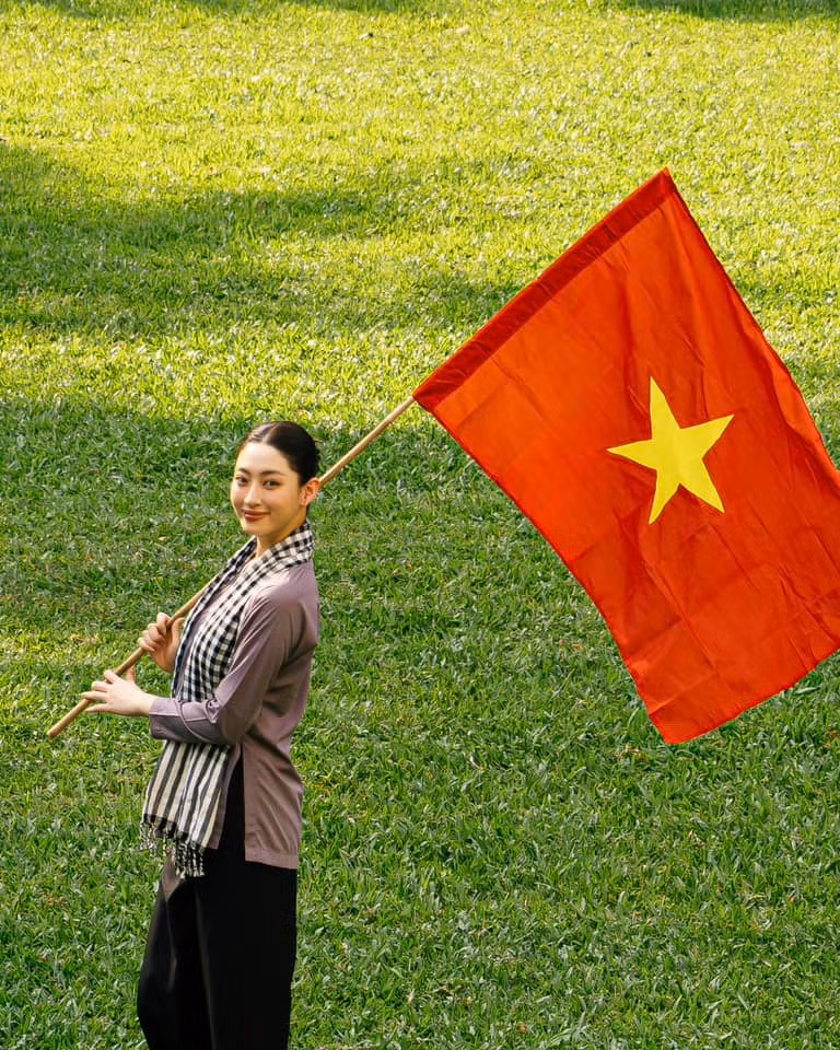 Lấy cảm hứng từ câu nói "Mỗi bộ áo là một câu chuyện, một thời kỳ", bộ ảnh như lời tri ân sâu sắc gửi đến những người phụ nữ Việt Nam - biểu tượng của sự kiên cường, nhẫn nại và lòng yêu nước bất diệt.