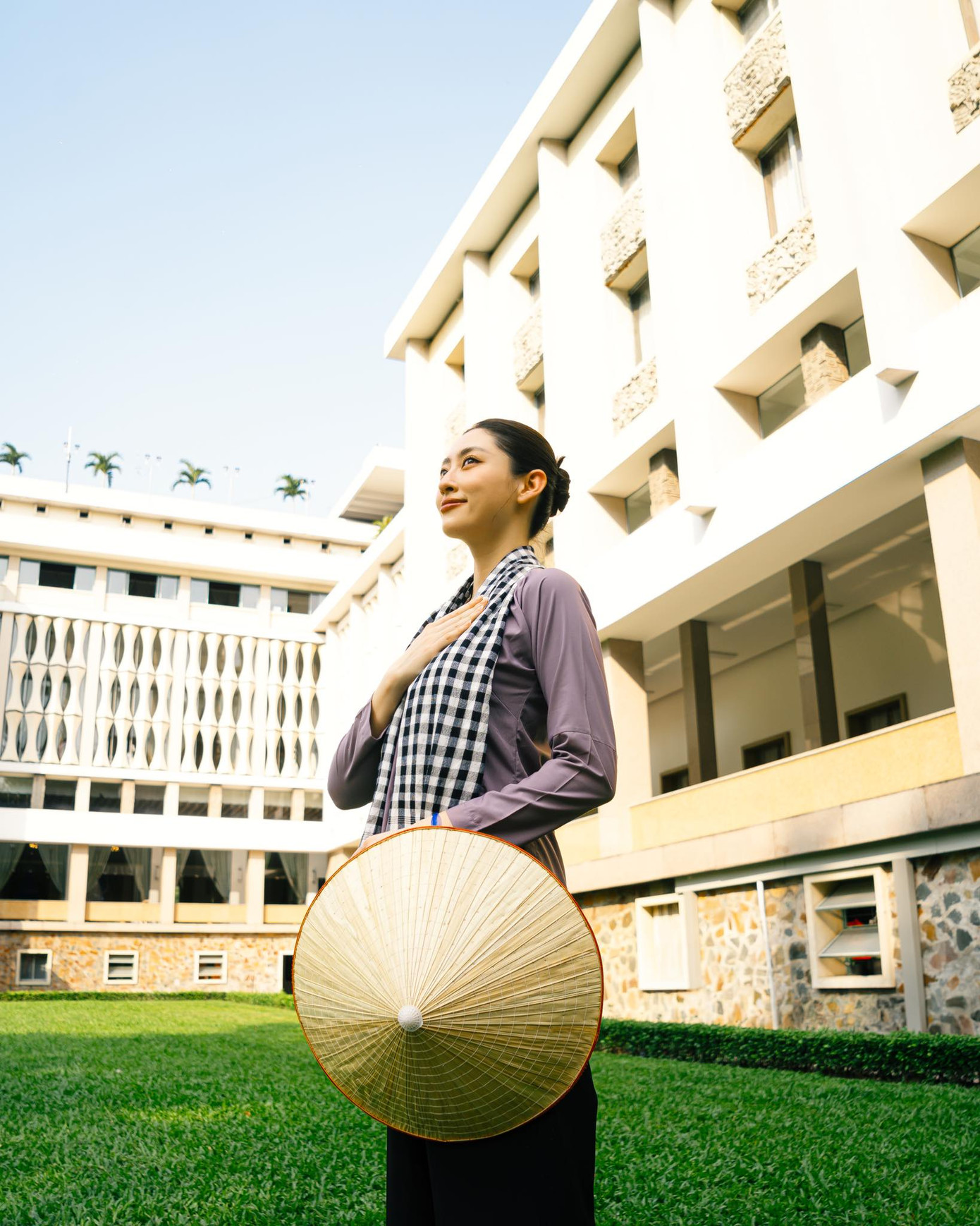 Nhân dịp kỷ niệm 50 năm ngày giải phóng miền Nam, thống nhất đất nước, hoa hậu Lương Thùy Linh đã thực hiện bộ ảnh đặc biệt mang đậm giá trị văn hóa và tinh thần dân tộc. Trong trang phục áo bà ba, cô tái hiện hình ảnh người phụ nữ miền Nam - những bà, mẹ, chị đã âm thầm góp phần vào công cuộc bảo vệ và xây dựng quê hương trong những năm tháng chiến tranh.