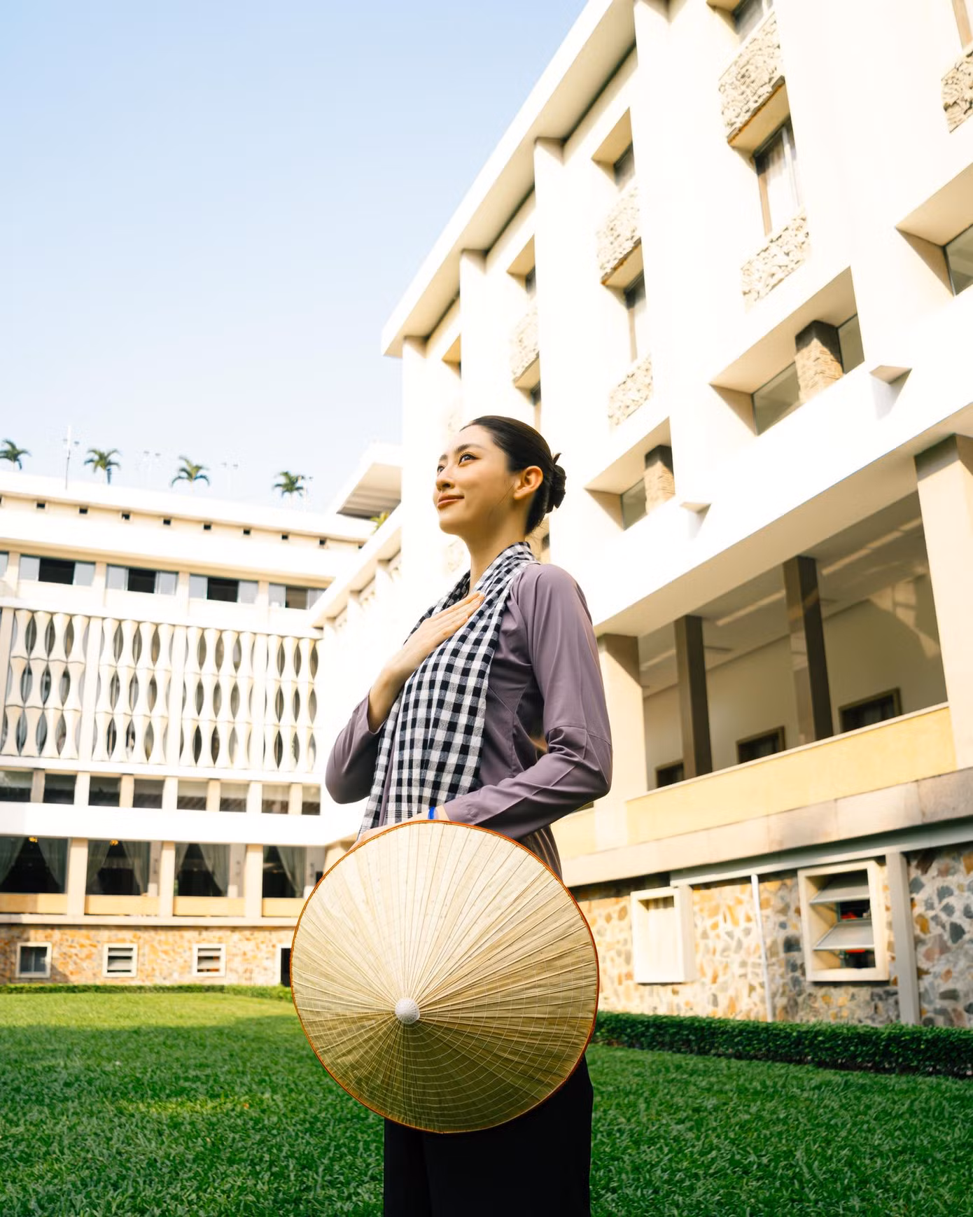 Nhân dịp kỷ niệm 50 năm ngày giải phóng miền Nam, thống nhất đất nước, hoa hậu Lương Thùy Linh đã thực hiện bộ ảnh đặc biệt mang đậm giá trị văn hóa và tinh thần dân tộc. Trong trang phục áo bà ba, cô tái hiện hình ảnh người phụ nữ miền Nam - những bà, mẹ, chị đã âm thầm góp phần vào công cuộc bảo vệ và xây dựng quê hương trong những năm tháng chiến tranh.
