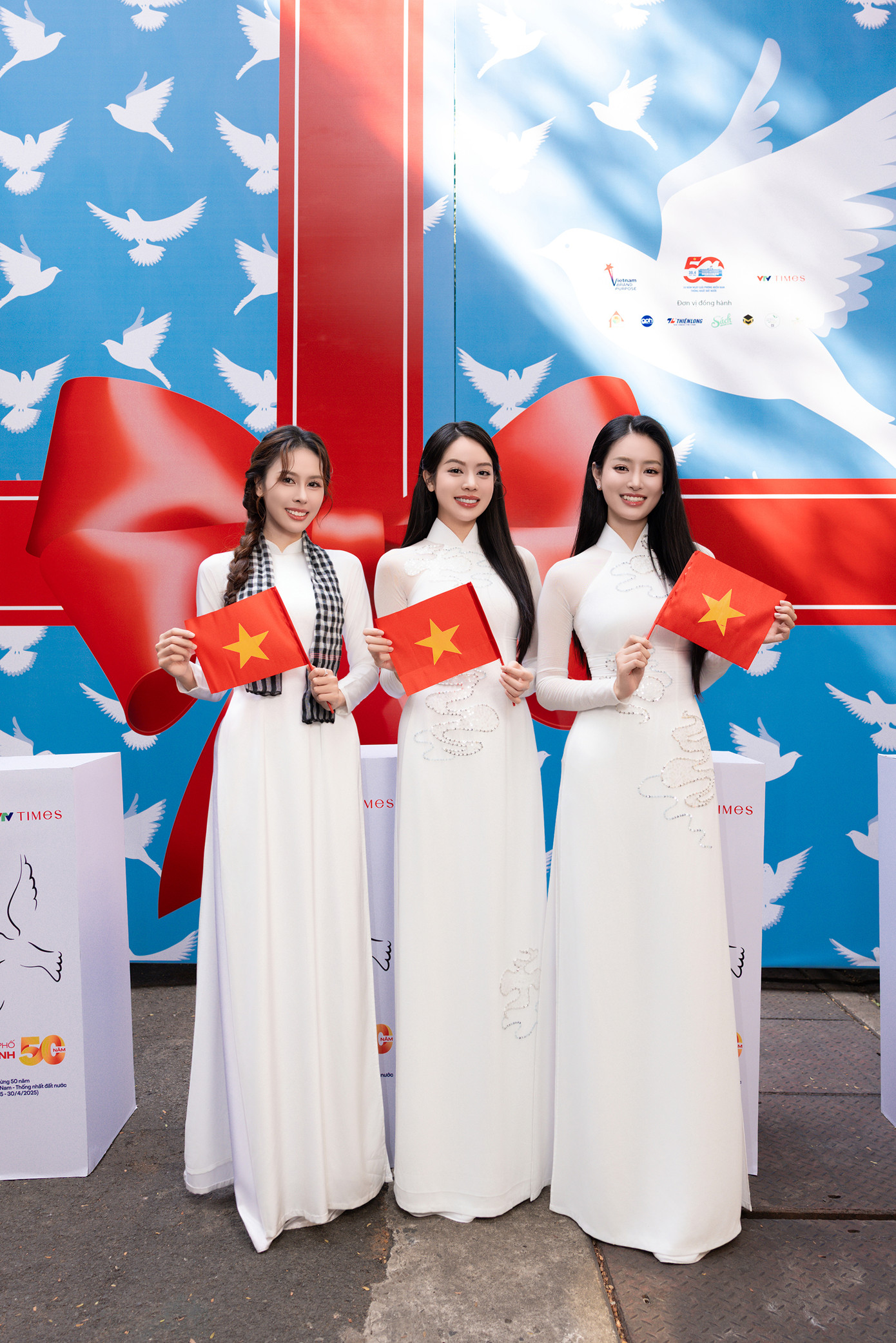 Ngày 27/4, hoa hậu Thanh Thủy, á hậu Ngọc Hằng, Bùi Khánh Linh, hoa hậu Kiều Duy tham gia nhiều hoạt động ý nghĩa như trao tặng cờ Tổ quốc, ra mắt hình tượng Cây Hòa bình, trao tặng bưu thiếp để người dân và du khách cùng nhau viết, lan tỏa thông điệp hòa bình… ở khu vực Đường sách TPHCM.