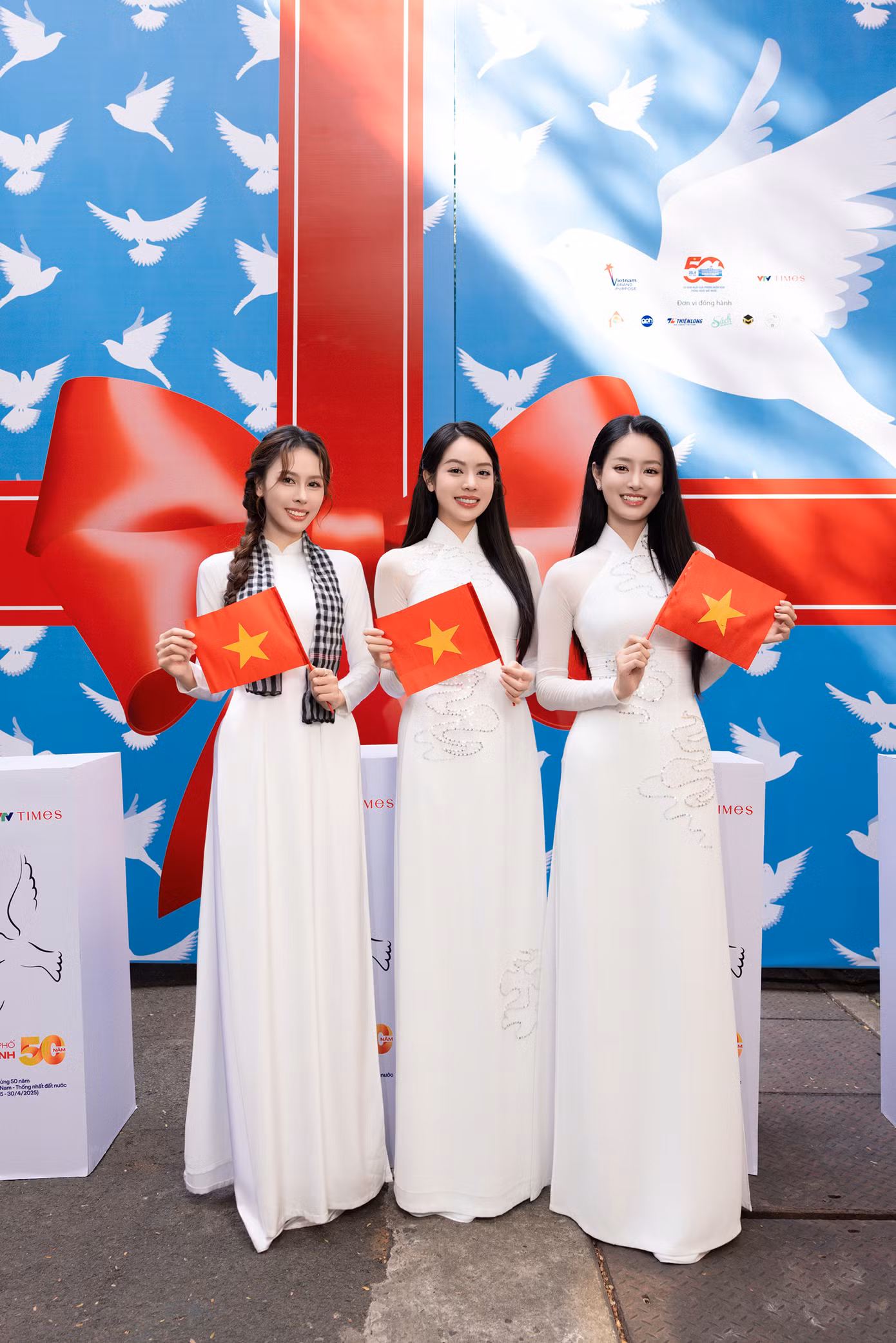 Ngày 27/4, hoa hậu Thanh Thủy, á hậu Ngọc Hằng, Bùi Khánh Linh, hoa hậu Kiều Duy tham gia nhiều hoạt động ý nghĩa như trao tặng cờ Tổ quốc, ra mắt hình tượng Cây Hòa bình, trao tặng bưu thiếp để người dân và du khách cùng nhau viết, lan tỏa thông điệp hòa bình… ở khu vực Đường sách TPHCM.