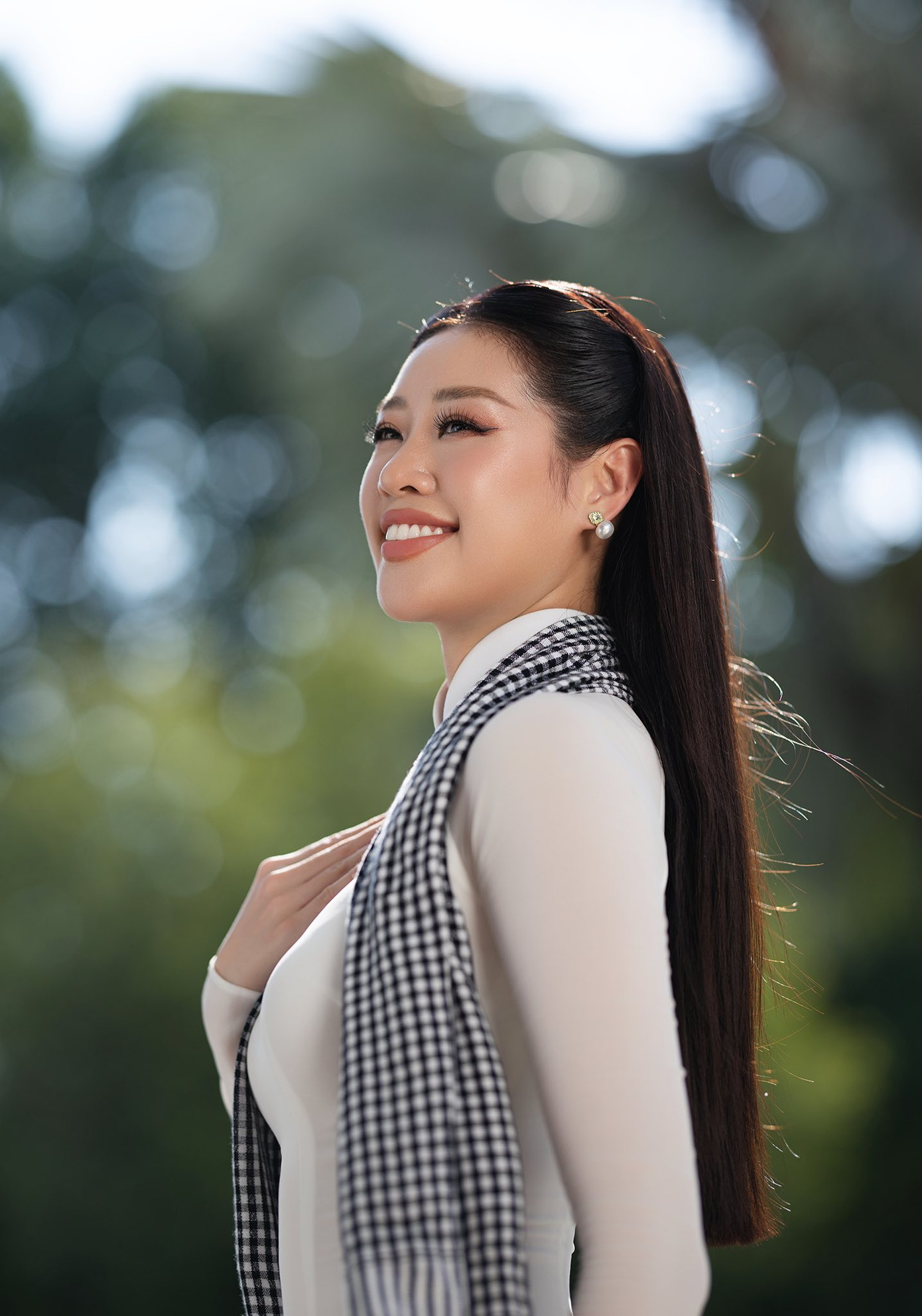 "50 năm - một chặng đường lịch sử đáng tự hào", Khánh Vân chia sẻ. Cô được chồng chụp bộ ảnh mặc áo dài trắng, đeo khăn rằn khi đến thăm nhiều di tích lịch sử ở TPHCM.