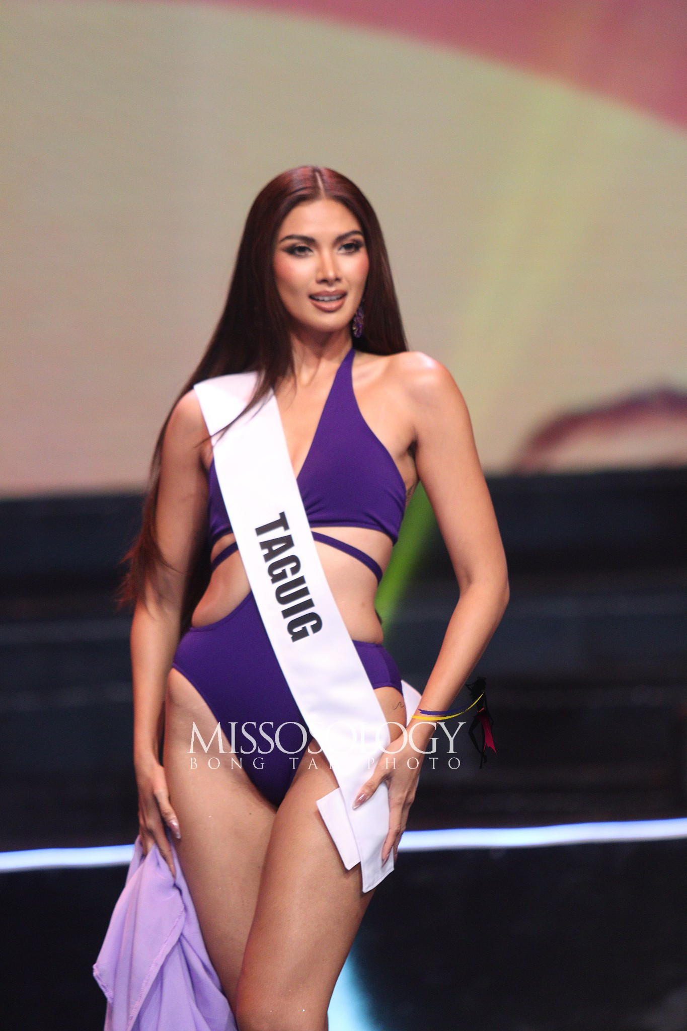 Katrina Llegado - á hậu 5 Reina Hispanoamericana 2019 - khoe hình thể đầy đặn, quyến rũ. Katrina năm nay 24 tuổi, là người mẫu, diễn viên và doanh nhân. Cô có bằng cử nhân Quản lý Tài chính.