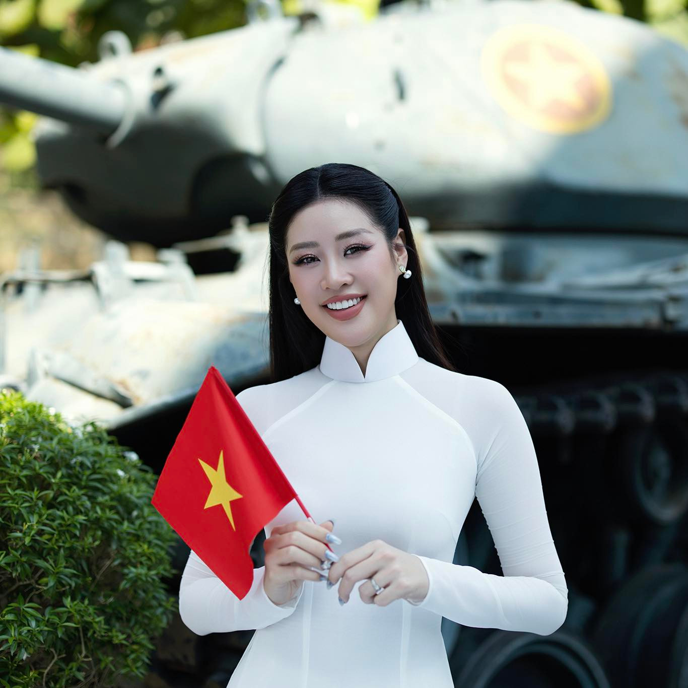 "50 năm - một chặng đường lịch sử đáng tự hào", Khánh Vân chia sẻ. Cô được chồng chụp bộ ảnh mặc áo dài trắng, đeo khăn rằn khi đến thăm nhiều di tích lịch sử ở TPHCM.