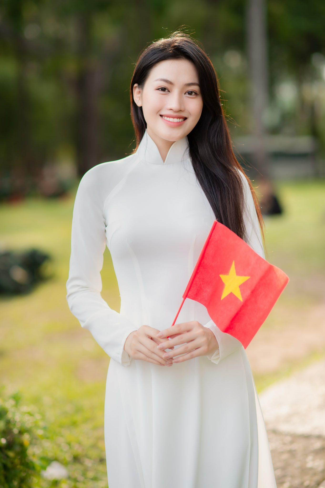 Á hậu Minh Thư nền nã với áo dài trắng trong bộ ảnh được thực hiện ở Dinh Độc Lập.