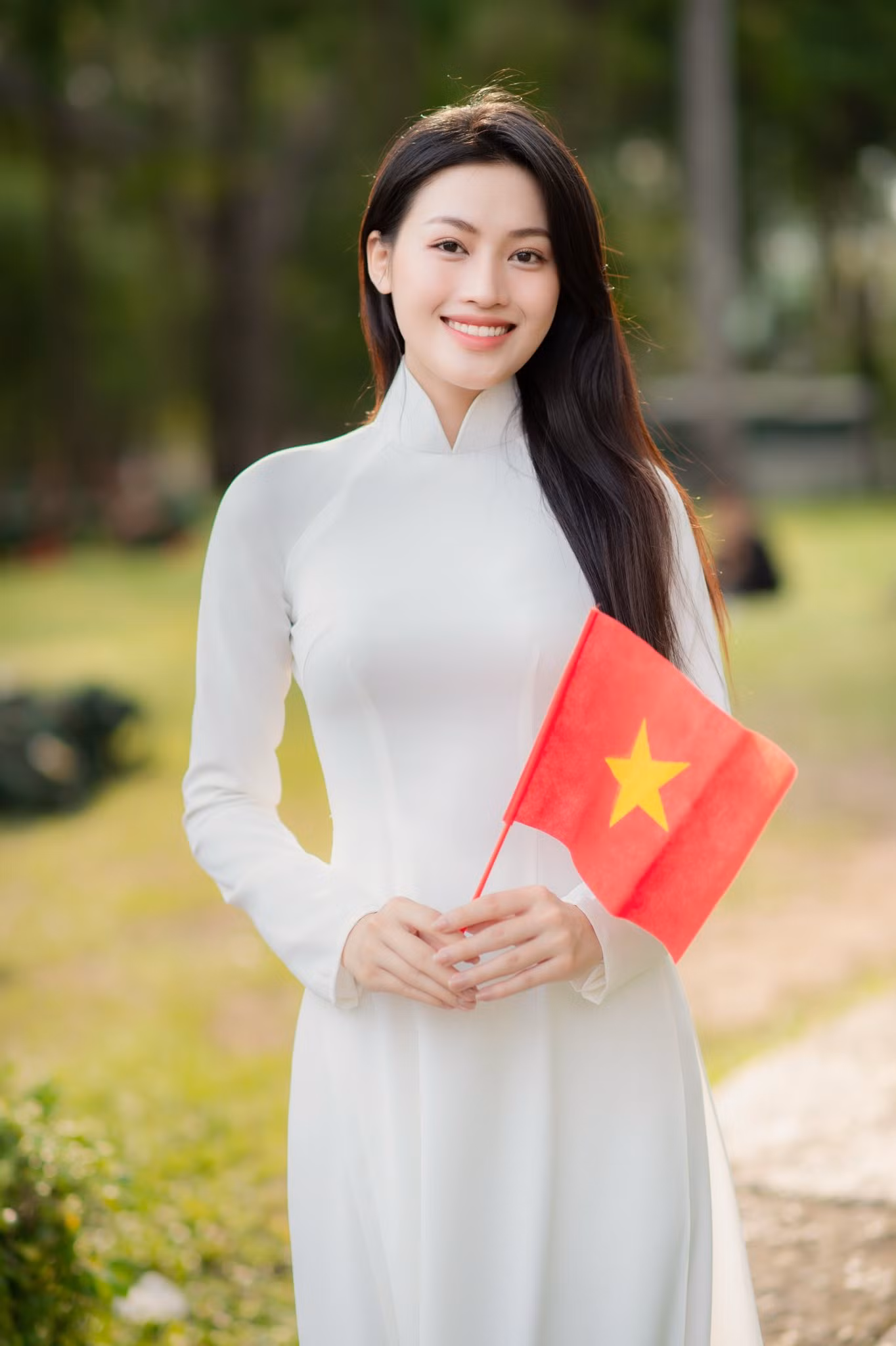 Á hậu Minh Thư nền nã với áo dài trắng trong bộ ảnh được thực hiện ở Dinh Độc Lập.