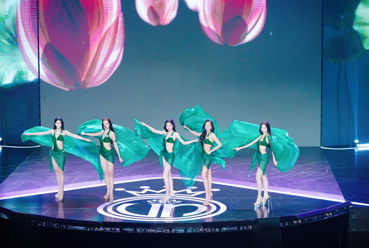 Các thí sinh trình diễn áo tắm trên nền nhạc Son.