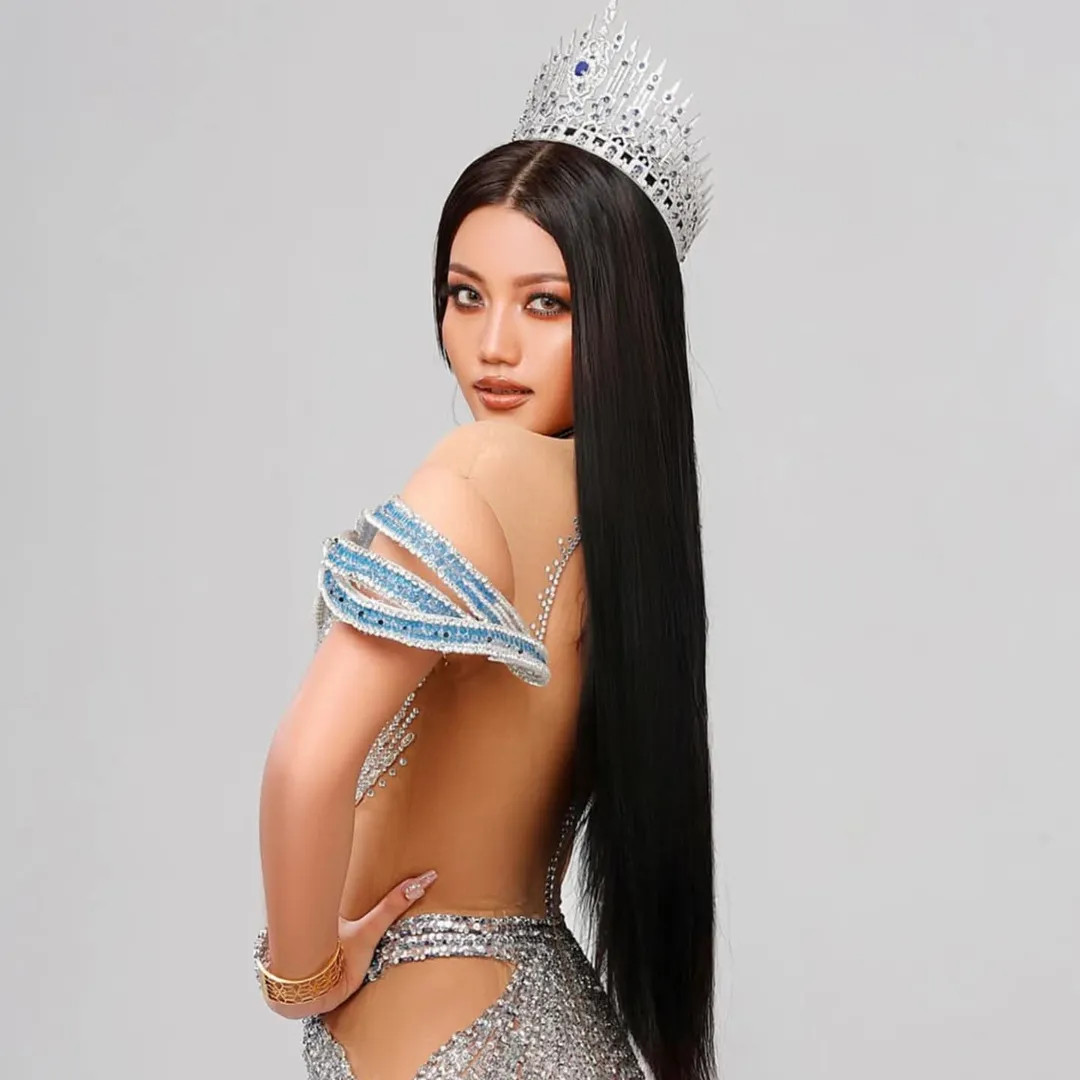 Đại diện Myanmar - Khisa Khin - năm nay 17 tuổi, là thí sinh nhỏ tuổi nhất ở cuộc thi Hoa hậu Thế giới 2025. Nhan sắc của người đẹp được nhận xét cá tính, sắc sảo. Tuy nhiên, vì quá trẻ, Khisa Khin không nhận được nhiều kỳ vọng từ khán giả khi tham gia sân chơi nhan sắc lâu đời nhất thế giới.