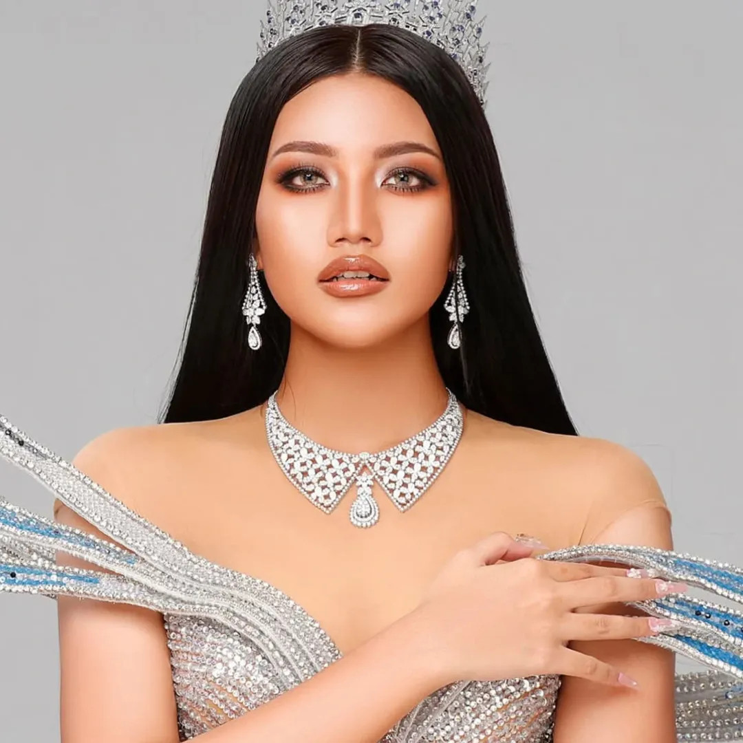 Đại diện Myanmar - Khisa Khin - năm nay 17 tuổi, là thí sinh nhỏ tuổi nhất ở cuộc thi Hoa hậu Thế giới 2025. Nhan sắc của người đẹp được nhận xét cá tính, sắc sảo. Tuy nhiên, vì quá trẻ, Khisa Khin không nhận được nhiều kỳ vọng từ khán giả khi tham gia sân chơi nhan sắc lâu đời nhất thế giới.