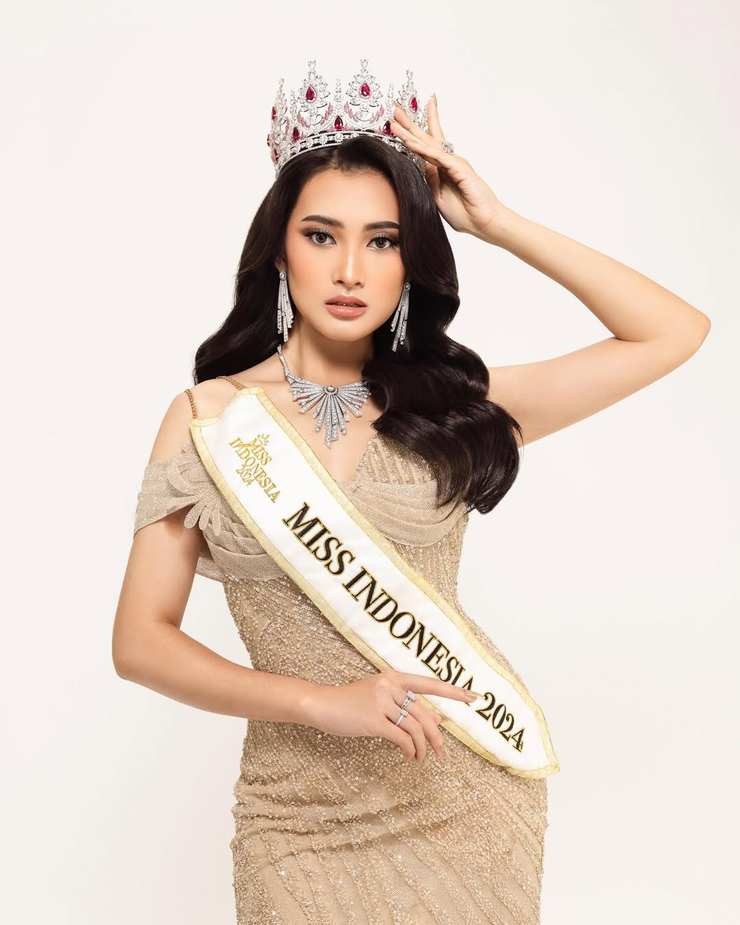 Đại diện Indonesia - Monica Kezia Sembiring - đang được đánh giá cao ở khu vực châu Á. Cô năm nay 22 tuổi, đang theo học ngành Kỹ thuật Hóa học. Monica theo đuổi dự án nhằm mở rộng cơ hội giáo dục và nghề nghiệp cho phụ nữ, đặc biệt tại các khu vực nông thôn. Cô đã tham gia xây dựng một làng nghệ thuật tại miền Trung Java và hỗ trợ công nghệ cho dự án.