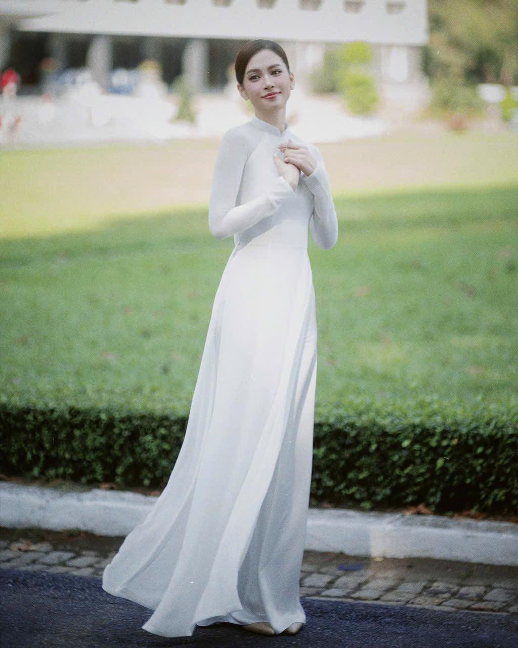 Hoa hậu Tiểu Vy nền nã với áo dài trắng khi chụp ảnh ở Dinh Độc Lập.