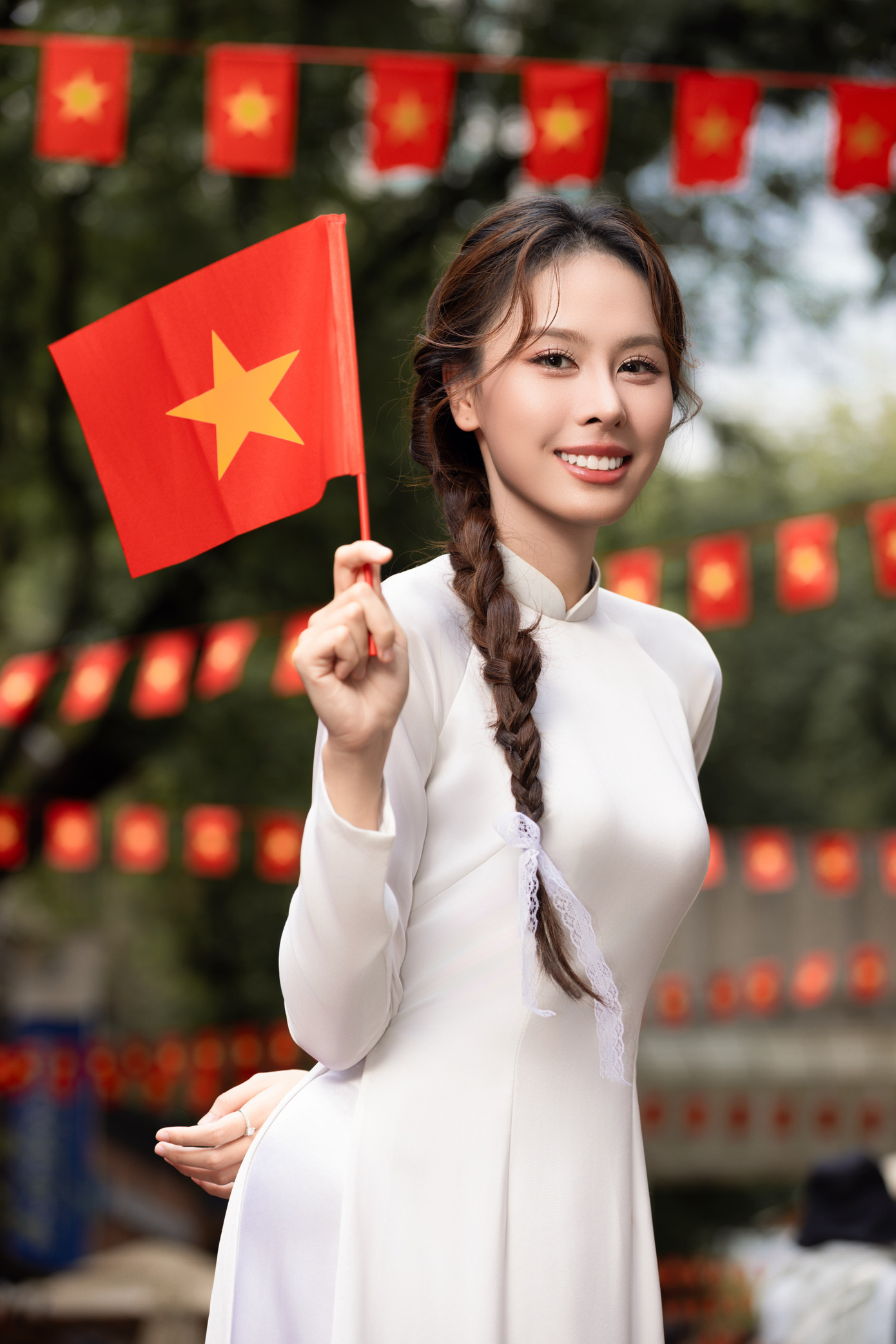 Á hậu Ngọc Hằng rạng rỡ trong trang phục áo dài trắng. Những ngày qua, cô cùng nhiều nghệ sĩ háo hức tham gia các hoạt động chào mừng đại lễ 30/4 ở TPHCM.