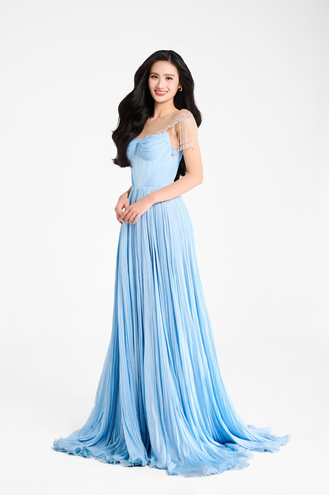 Đại diện Việt Nam - Huỳnh Trần Ý Nhi - đang tích cực chuẩn bị cho cuộc thi Hoa hậu Thế giới 2025 ở Ấn Độ. Cô sinh năm 2002, là sinh viên, cao 1,75 m. Ngày 23/4 đã diễn ra buổi send-off trước khi Ý Nhi lên đường sang Ấn Độ dự thi Hoa hậu Thế giới 2025. Ý Nhi đã giới thiệu tiết mục múa mang âm hưởng Tây Nguyên trong phần thi quan trọng Dance of the World. Là đại diện Việt Nam nhưng Ý Nhi vướng phải ý kiến trái chiều từ công chúng trong nước. Cô sang Ấn Độ từ ngày 6/5 để tham gia cuộc thi Hoa hậu Thế giới lần thứ 72.