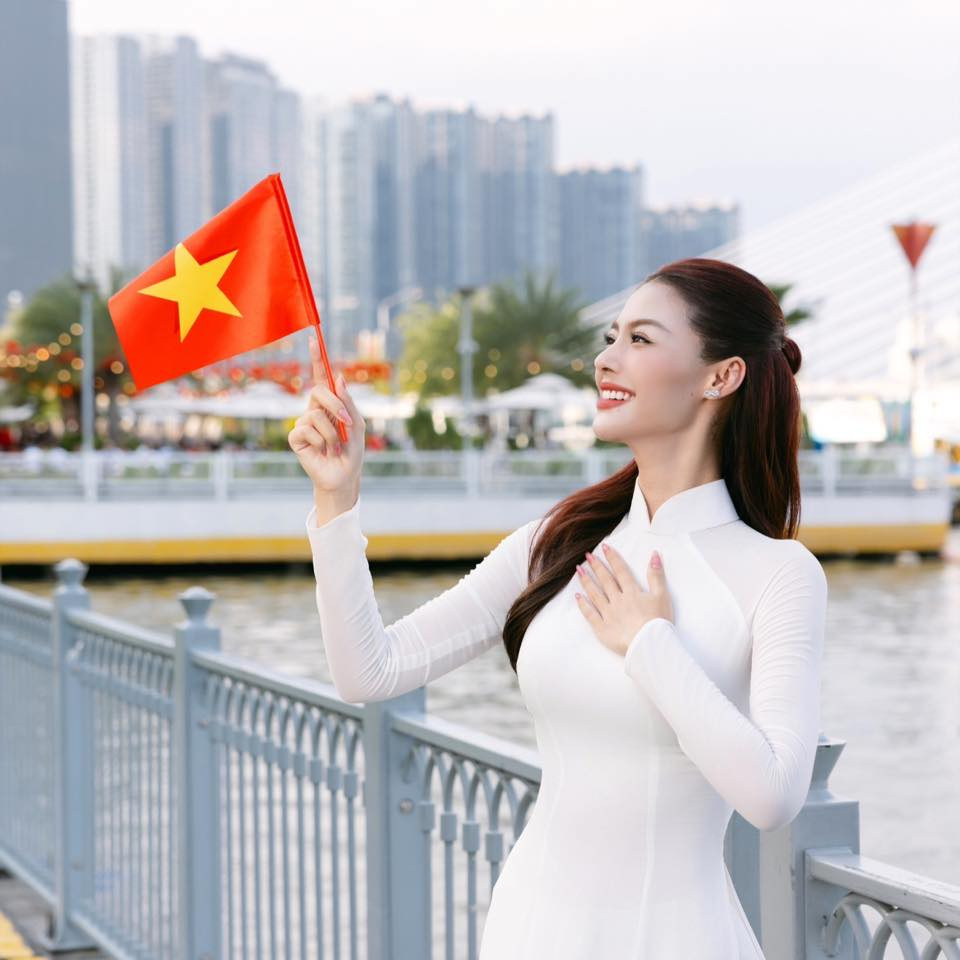 Á hậu Kiều Loan chia sẻ hình ảnh với áo dài trắng và cờ đỏ sao vàng, hướng về đại lễ 30/4.