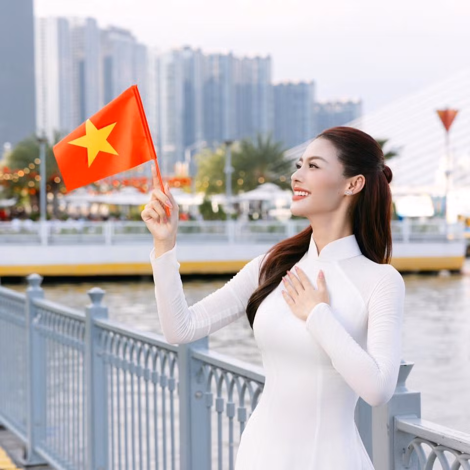 Á hậu Kiều Loan chia sẻ hình ảnh với áo dài trắng và cờ đỏ sao vàng, hướng về đại lễ 30/4.