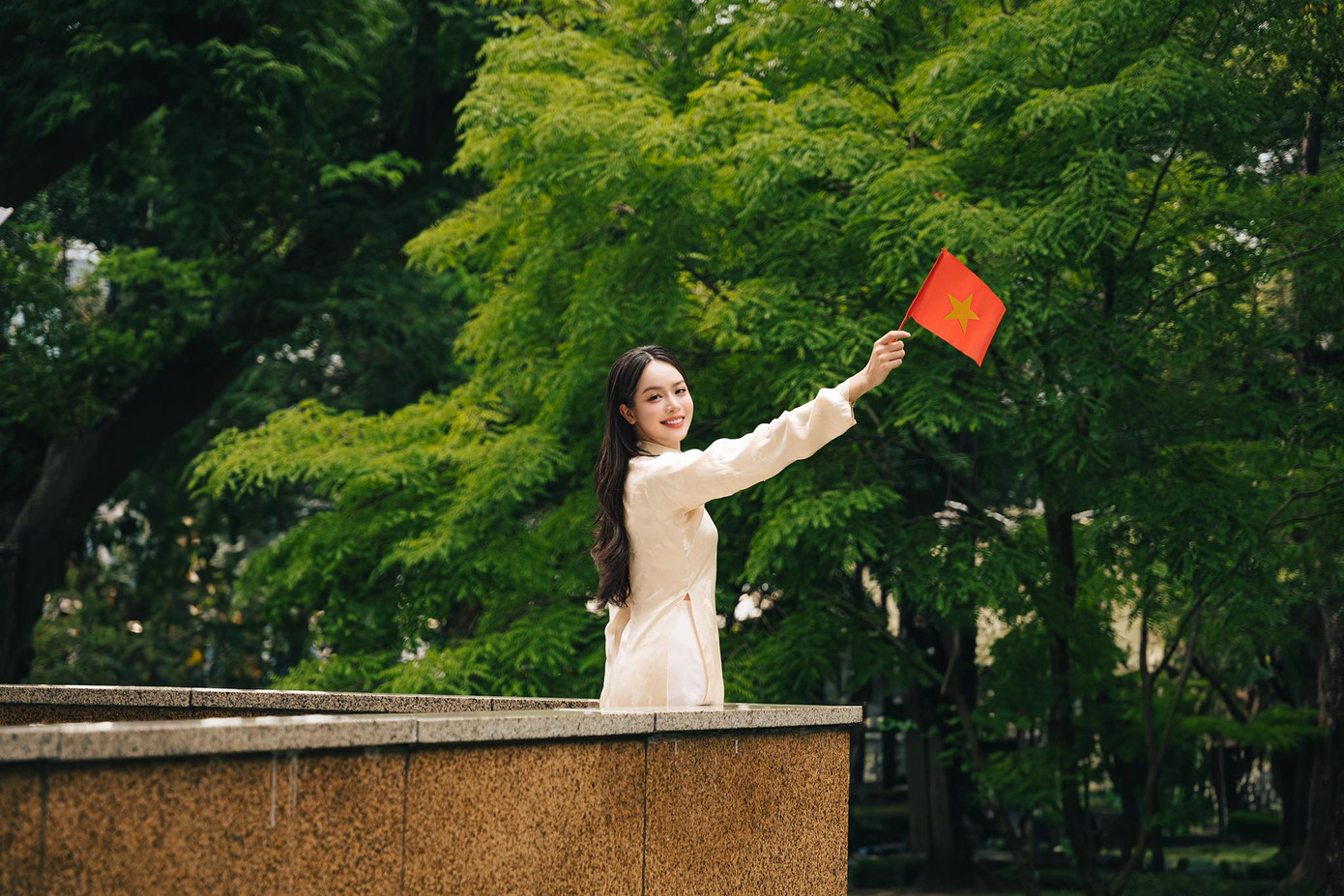 Hoa hậu Thanh Thủy cũng vinh dự đứng trong đội ngũ nghệ sĩ tham gia Lễ diễu binh, diễu hành cấp quốc gia kỷ niệm 50 năm Ngày Giải phóng miền Nam, thống nhất đất nước (30/4/1975-30/4/2025). Những ngày qua, cô và dàn người đẹp nghiêm túc hợp luyện tại Dinh Độc Lập chuẩn bị cho ngày diễu binh chính thức sáng 30/4.