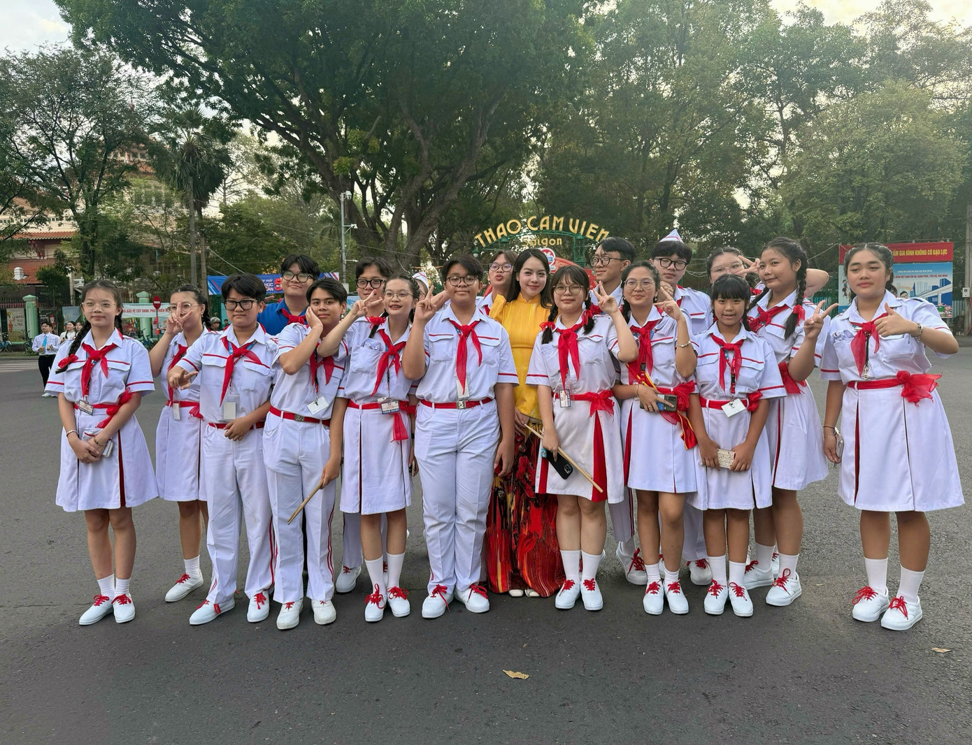 Thanh Thủy cho biết: “Tháng Tư - tháng của lòng tự hào dân tộc, khiến trái tim tôi rộn ràng. Trên khắp đường phố, cờ đỏ sao vàng tung bay rực rỡ, những bài hát ca ngợi quê hương đất nước vang lên khắp nơi. Sau mỗi buổi tập duyệt chuẩn bị cho đại lễ 30/4, giữa dòng người cùng chung một nhịp đập vì Tổ quốc, tôi tin rằng mỗi chúng ta không chỉ tự hào mà còn sẵn sàng tiếp nối ngọn lửa yêu nước và gìn giữ nền độc lập quý giá".