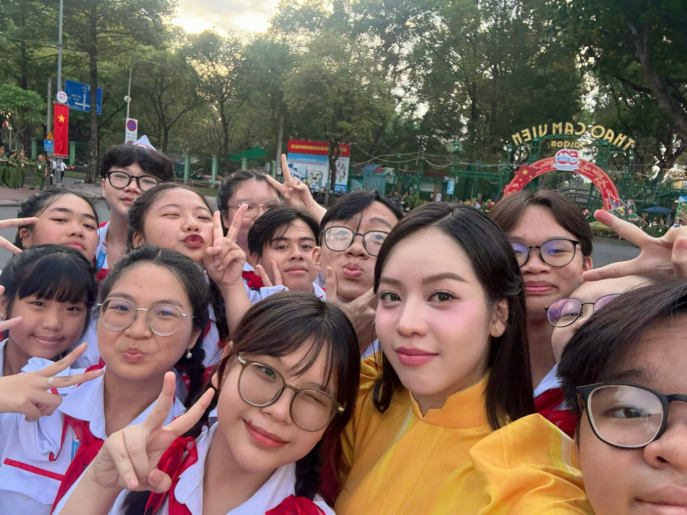 Đương kim Hoa hậu Việt Nam Huỳnh Thị Thanh Thủy đã hoãn lịch công tác tại Indonesia để có thể tham gia vào sự kiện đặc biệt của đất nước. Cô nhận được sự yêu mến từ các lực lượng tham gia tổng duyệt.