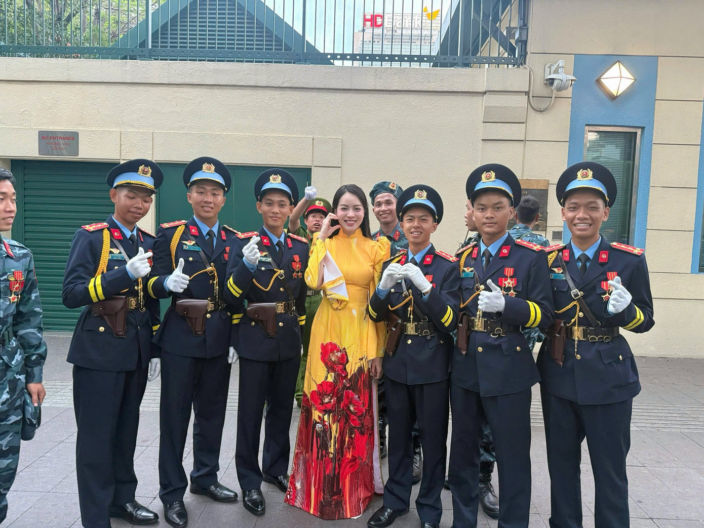 Thanh Thủy cho biết: “Tháng Tư - tháng của lòng tự hào dân tộc, khiến trái tim tôi rộn ràng. Trên khắp đường phố, cờ đỏ sao vàng tung bay rực rỡ, những bài hát ca ngợi quê hương đất nước vang lên khắp nơi. Sau mỗi buổi tập duyệt chuẩn bị cho đại lễ 30/4, giữa dòng người cùng chung một nhịp đập vì Tổ quốc, tôi tin rằng mỗi chúng ta không chỉ tự hào mà còn sẵn sàng tiếp nối ngọn lửa yêu nước và gìn giữ nền độc lập quý giá".