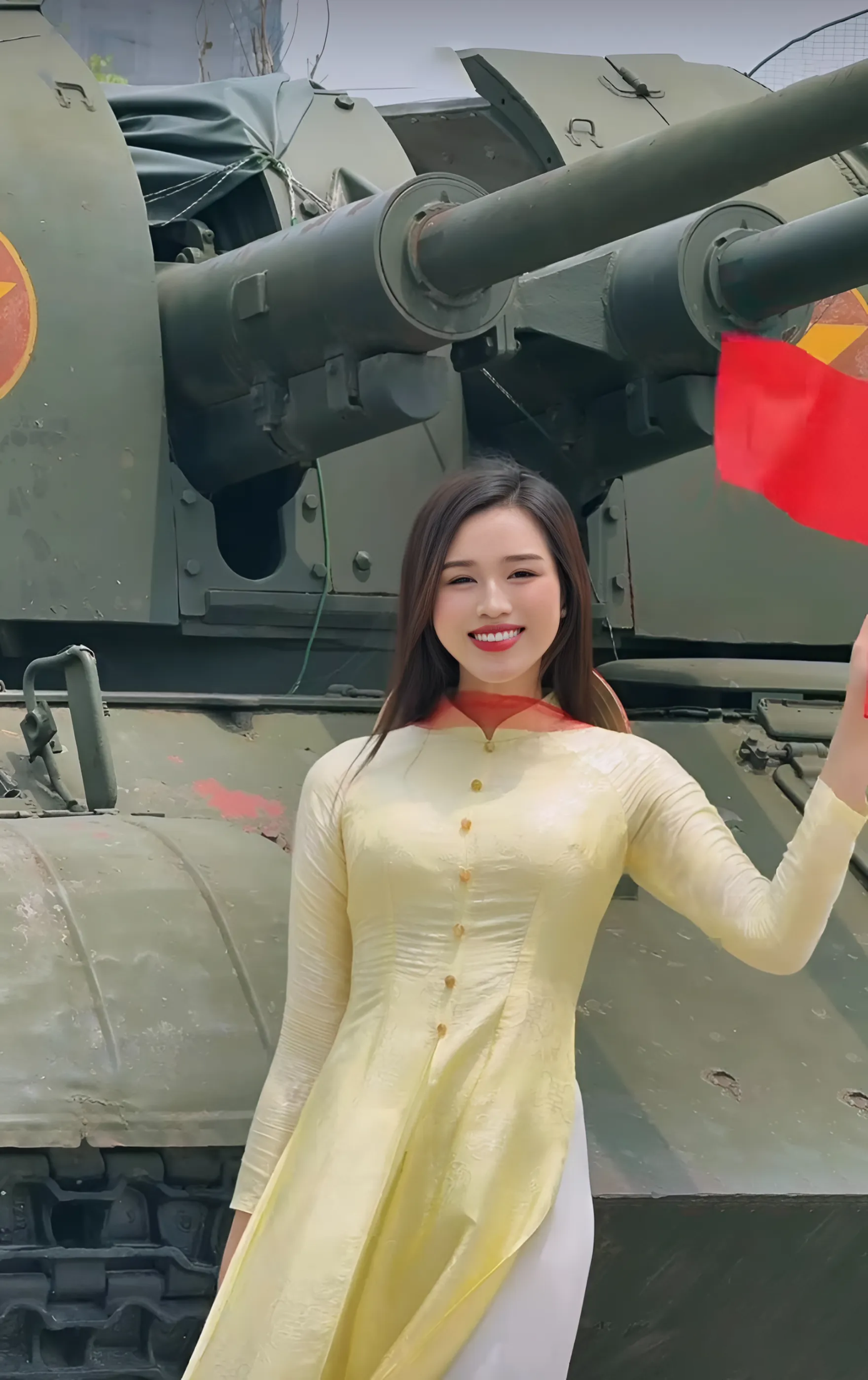 Hoa hậu Đỗ Thị Hà mặc áo dài vàng thanh lịch, hòa cùng dòng người đến thăm các di tích lịch sử nhân dịp chào mừng kỷ niệm đại lễ 30/4.