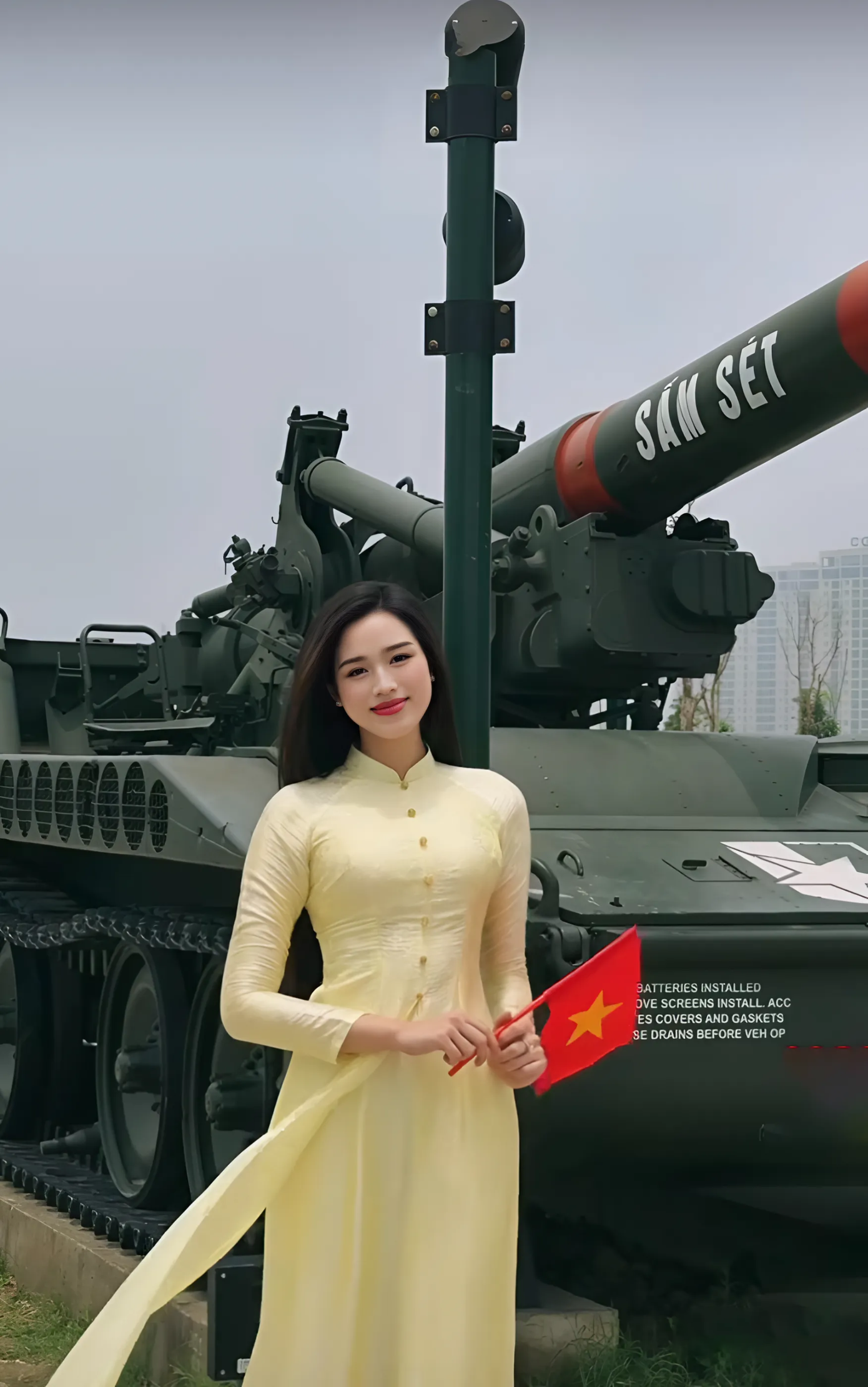 Hoa hậu Đỗ Thị Hà mặc áo dài vàng thanh lịch, hòa cùng dòng người đến thăm các di tích lịch sử nhân dịp chào mừng kỷ niệm đại lễ 30/4.