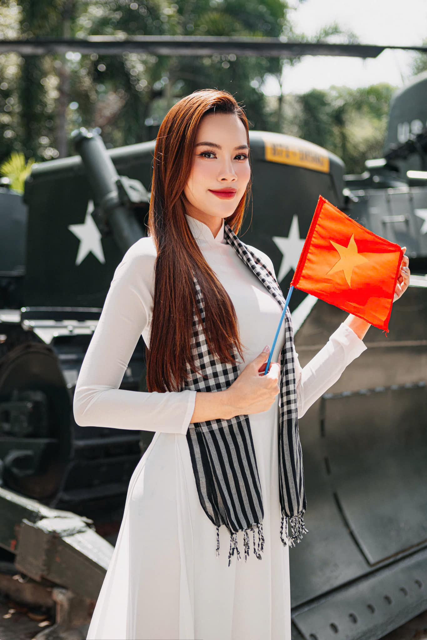 "30/4 - Ngày non sông liền một dải, đất nước nở hoa trong tiếng ca tự do. Tự hào được sinh ra giữa những mùa hòa bình, Hoàng Phương luôn khắc ghi những hy sinh thầm lặng của cha ông. Sẽ mãi nỗ lực từng ngày, sống xứng đáng với những ước mơ còn dang dở, với những hy vọng gửi gắm từ một thời lửa đạn. Tổ quốc trong tim, yêu thương trong từng nhịp thở", Lê Hoàng Phương chia sẻ.