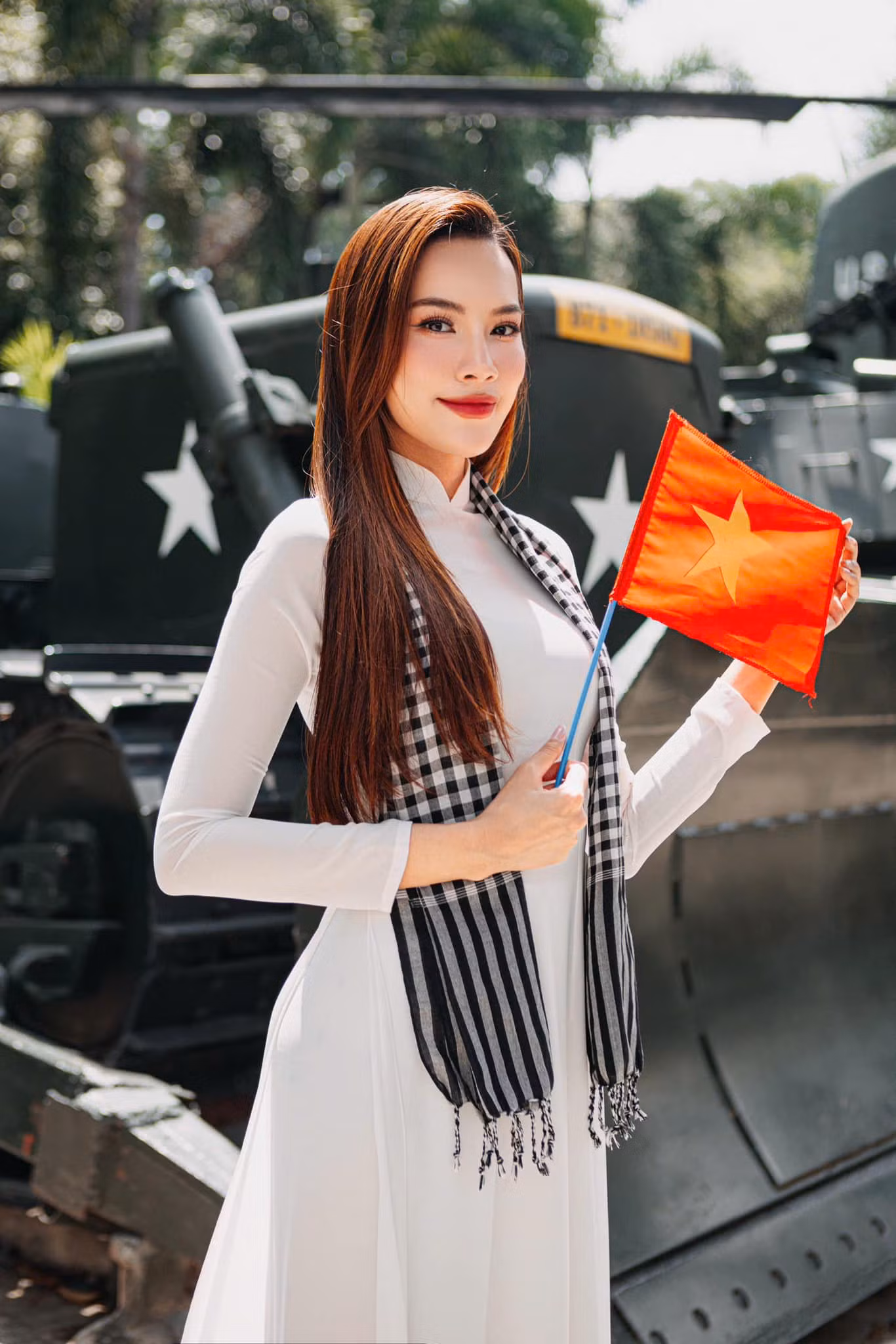 "30/4 - Ngày non sông liền một dải, đất nước nở hoa trong tiếng ca tự do. Tự hào được sinh ra giữa những mùa hòa bình, Hoàng Phương luôn khắc ghi những hy sinh thầm lặng của cha ông. Sẽ mãi nỗ lực từng ngày, sống xứng đáng với những ước mơ còn dang dở, với những hy vọng gửi gắm từ một thời lửa đạn. Tổ quốc trong tim, yêu thương trong từng nhịp thở", Lê Hoàng Phương chia sẻ.