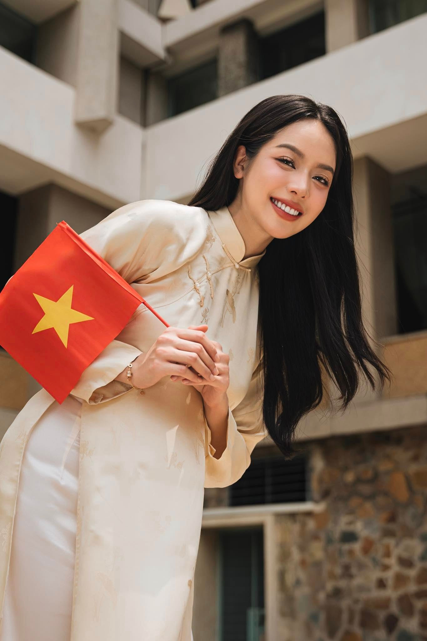 Hòa chung không khí chào mừng đại lễ 30/4, dàn hoa, á hậu mặc áo dài chụp ảnh ở nhiều địa điểm lịch sử, thể hiện tinh thần yêu nước. Hoa hậu Thanh Thủy chọn áo dài tông màu vàng nền nã. Cô chia sẻ niềm tự hào khi chụp ảnh cùng lá cờ đỏ sao vàng.