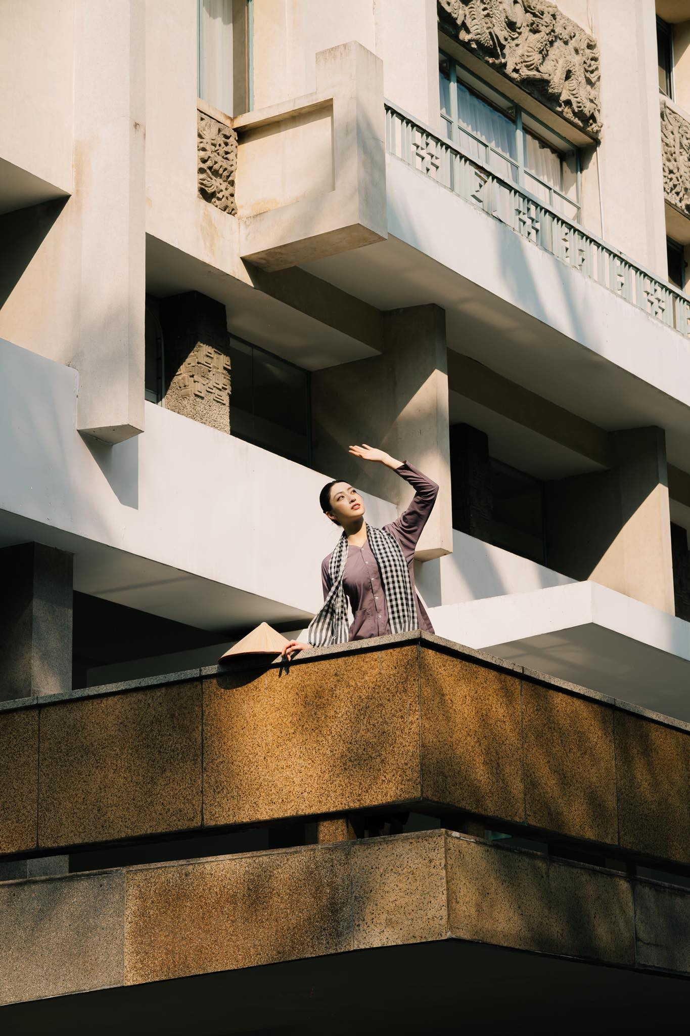 Nhân dịp kỷ niệm 50 năm ngày giải phóng miền Nam, thống nhất đất nước, hoa hậu Lương Thùy Linh đã thực hiện bộ ảnh đặc biệt mang đậm giá trị văn hóa và tinh thần dân tộc. Trong trang phục áo bà ba, cô tái hiện hình ảnh người phụ nữ miền Nam - những bà, mẹ, chị đã âm thầm góp phần vào công cuộc bảo vệ và xây dựng quê hương trong những năm tháng chiến tranh.